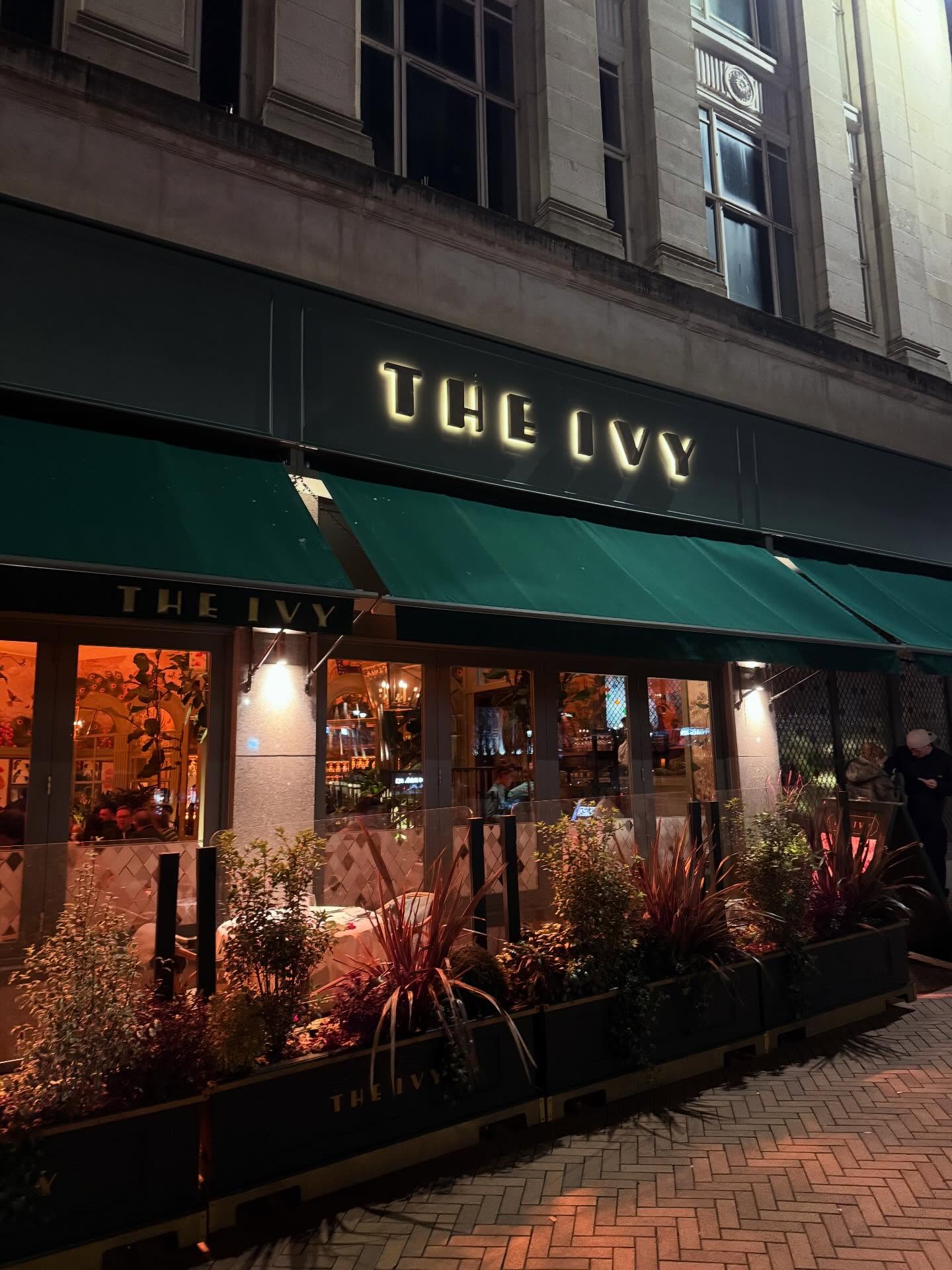 An awesome gig last night with the absolutely amazing @lukeselbymusic at @theivybournemouth playing all the love song classics. Such a lovely gig for Valentines weekend ❤️🎷 #saxplayer #theivyrestaurant #valentinesday❤️ #valentinesmusic #lovesongs