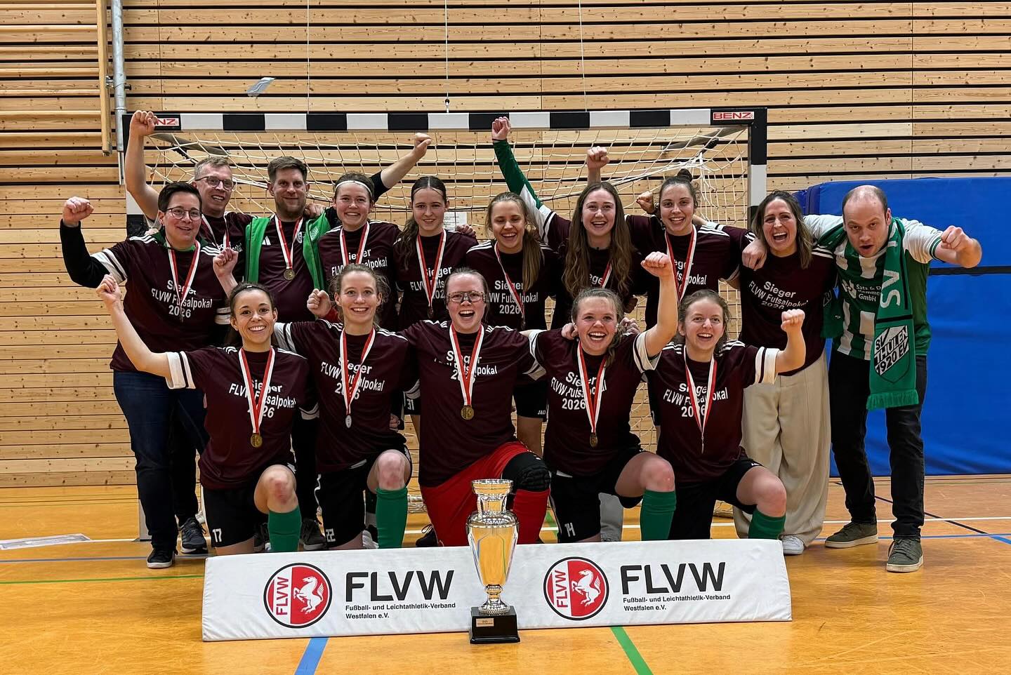 ⚽ Turniersieg für die SVT-Damen! ⚽🏆
Nach 4. Platz und drei Vizemeisterschaften hat’s endlich geklappt: Der SV Thülen holt den FLVW-Futsal-Hallenpokal! 💚🤍🎉
Der Start war holprig (1:1 vs. Langenhorst Welbergen, 0:1 vs. Eichholz-Remmighausen) – doch danach schaltete das Team um:
✅ 2:0 vs. DJK GW Nottuln (2x Jessica Krefeld)
✅ 1:0 vs. SV BW Aasee (Maja Waßmann)
✅ Viertelfinale: 2:1 vs. Fortuna Freudenberg (Waßmann, Kloppenburg)
✅ Halbfinale: 1:0 vs. Spvgg Horsthausen (Katja Betten)
Im Finale gegen den Delbrücker SC ging’s ins 6m-Schießen: Gesa Schulte wurde mit zwei Paraden zur Matchwinnerin! 🧤🔥 Treffer für den SVT: Seipel, Kloppenburg, Betten, Krefeld.
Und als Sahnehäubchen: ✅ Qualifikation fürs WDFV-Regionalturnier am 22.02.26 in Münster – Vereins-Premiere! 🎊🍻