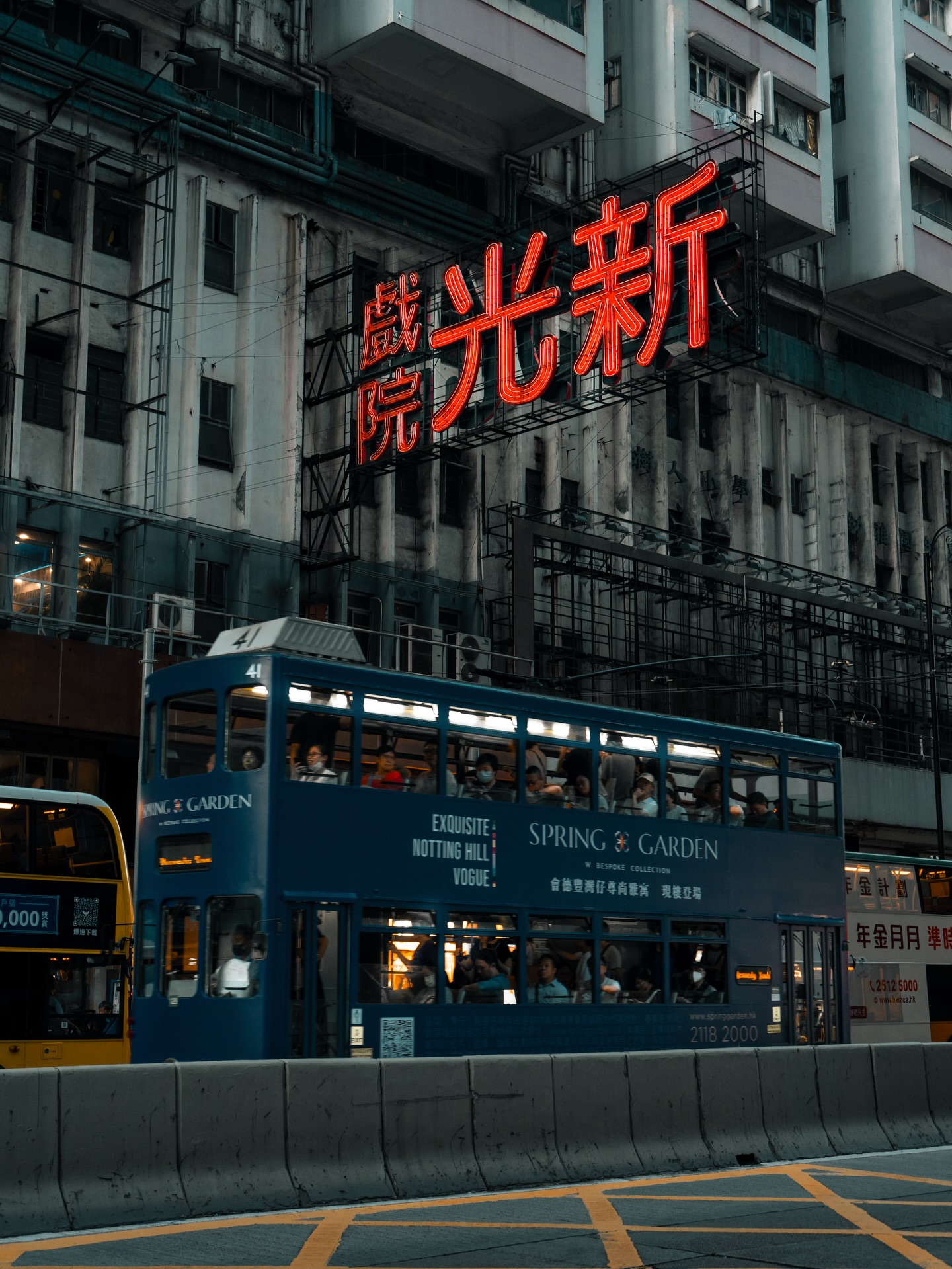 Am Anfang fühlt sich alles eng, laut und voll an. Wege sind kurz, Abläufe schnell, Pausen selten. Aber nach kurzer Zeit merkt Ihr, dass diese Dichte auch Vorteile hat. Alles ist erreichbar, alles funktioniert, und vieles läuft effizienter als man es von zu Hause kennt. Man lernt, sich anzupassen, Entscheidungen schneller zu treffen und Dinge einfach zu machen, statt lange darüber nachzudenken.
Was hängen bleibt, ist weniger ein klassisches Reisegefühl und mehr eine neue Perspektive darauf, wie Stadt funktionieren kann. Hongkong zeigt ziemlich direkt, wie Menschen auf begrenztem Raum leben, arbeiten und ihren Alltag organisieren. Nicht perfekt, nicht idyllisch, aber beeindruckend pragmatisch.
Ich bin nicht mit dem Gefühl gegangen, einen schönen Ort gesehen zu haben, sondern einen extrem funktionalen. Eine Stadt, die weder erklären noch gefallen will. Sie existiert einfach in ihrem eigenen Tempo und wenn Ihr Euch darauf einlasst, nehmt Ihr genau dieses Tempo ein Stück mit nach Hause.
#hongkong #citylife #fokusfernweh #urbantravel #asiatrip