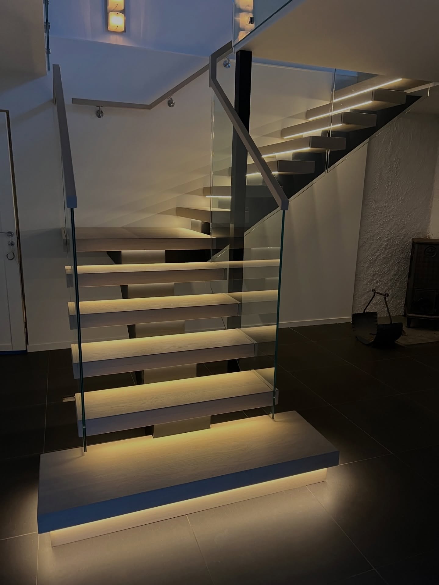 A modern and convenient L-shape staircase with thick oak steps and extensive platform with integrated LED lights, durable steel construction, and glass balustrade 👏
#stairsdesign #modernstairs #trapp #modernehjem #modernehus