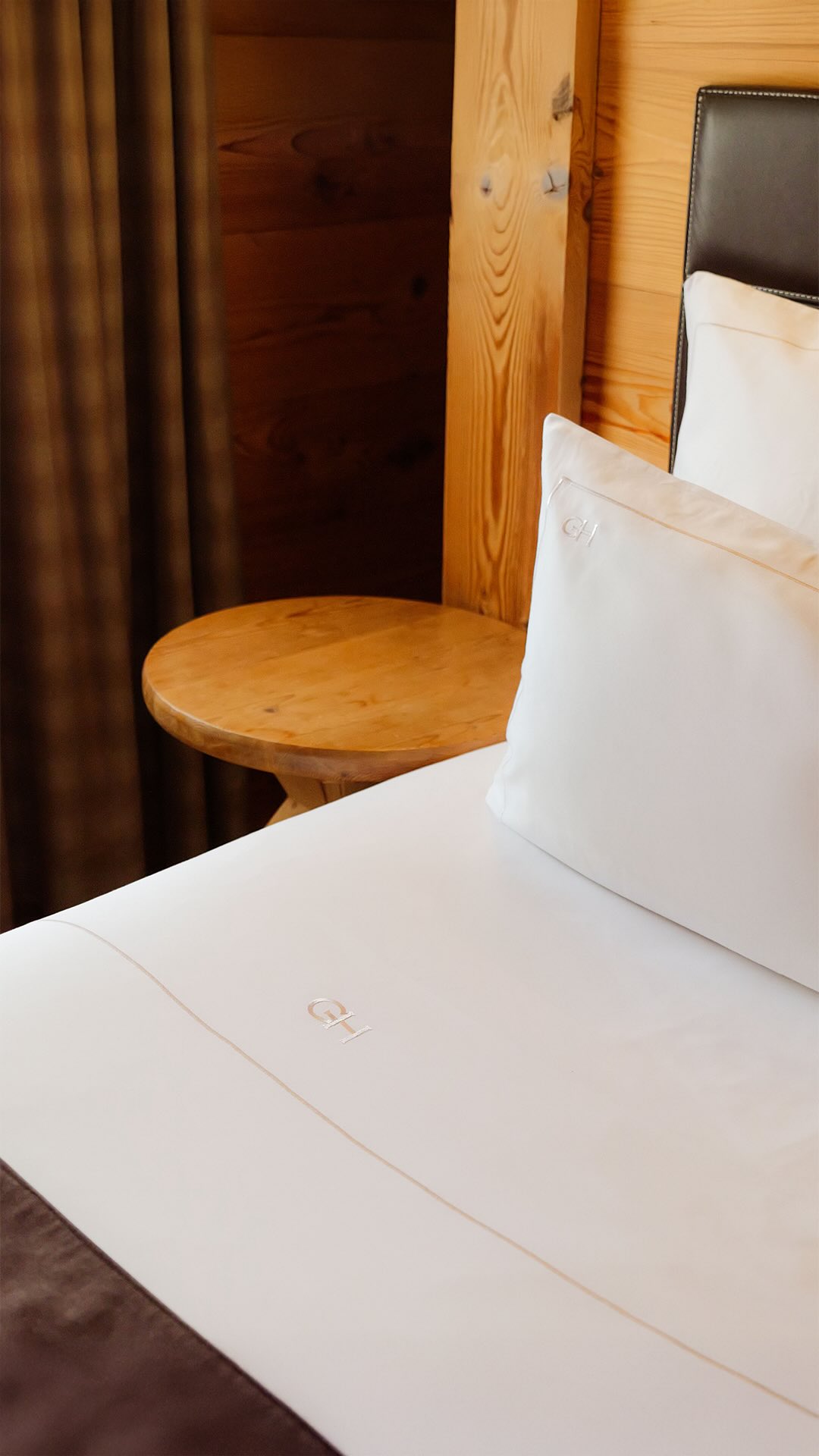 Rencontre avec nos partenaires ✨
Direction le Grand Hôtel à Gérardmer, pour un séjour entre détente et parenthèse gastronomique.
Adresse emblématique de Gérardmer, le @grandhotelgerardmer est un lieu qui nous est particulièrement cher. Situé à proximité de notre usine, il s’agit surtout d’un fidèle client depuis de nombreuses années qui a choisi d’équiper intégralement l’hôtel et ses restaurants de tout notre linge : linge de table, linge de lit, linge de bain pour les salles de bain et les espaces de détente.
Un grand merci aux équipes pour leur confiance.
#GarnierThiebaut #savoirfaire #reference #linge #hotel