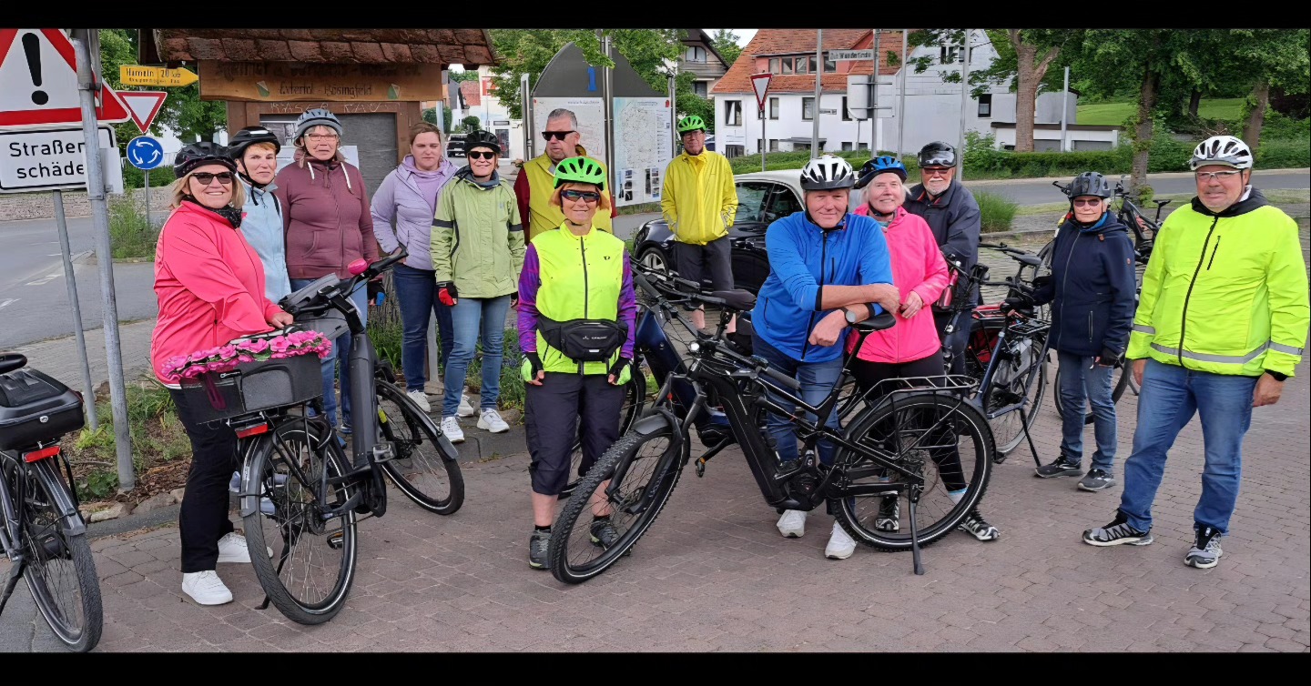 Geführte Radtour Bösingfeld. Der Heimat und Verkehrsverein Bösingfeld hatte am Sonntag den 18.05.25 eine geführte Radtour angeboten. Mit 16 Teilnehmern startete die Gruppe um 13 Uhr. 45 Km ging es durch Niedersachsen und Extertal. Zum Abschluss kehrte ein Teil der Gruppe noch in die Eisdiele ein.