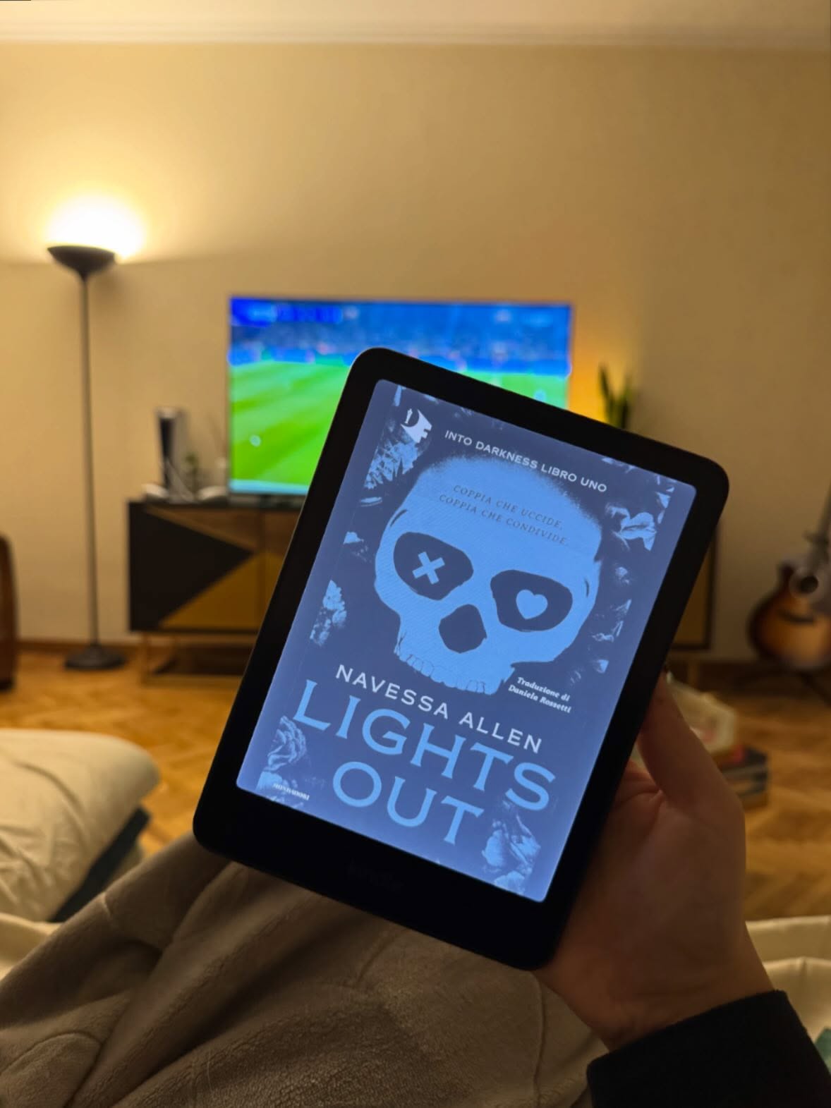 Si, no, forse? Il verdetto per questo libro è ancora in corso. Non so perché, ma c’è stato qualcosa che non mi ha convinta fino in fondo.
Sicuramente non la mia dark rom-com preferita, il primato è ancora di Butcher & Blackbird, ma comunque una lettura piacevole, perfetta se ti piace ridere ma se vuoi anche qualche tocco Dark senza però fare totalmente il salto nel lato oscuro della forza.
#lightsout #bookstagram #recensionelibri #darkromance #darkromcom