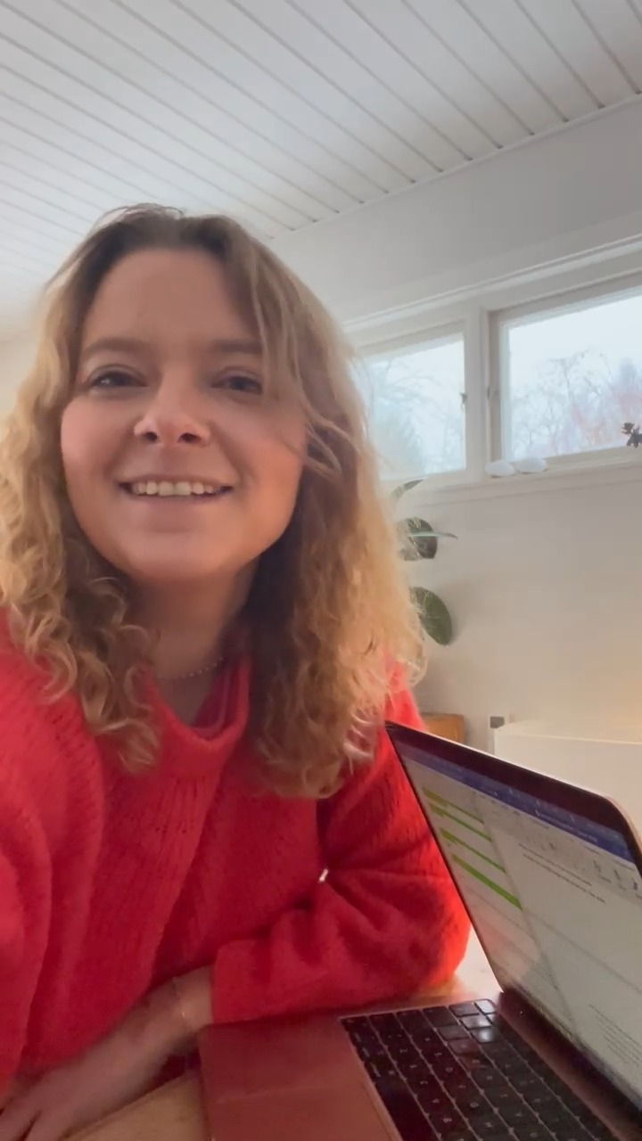 Går du med en forfatter i maven, så tøv ikke med at købe en billet til Johanne Billes skriveworkshop søndag d. 19. til GUNST Festival.
Billetter finder du på hjemmesiden under BILLETTER, eller ved at søge vores festival frem på Billetto.
Har du allerede købt entrébillet til festivalen, går du bare videre til side to, hvor events og workshops befinder sig.
OBS! Husk at billetten ikke gælder som entré til festivalen. Partout eller enkeltdagsbillet er derfor et krav.