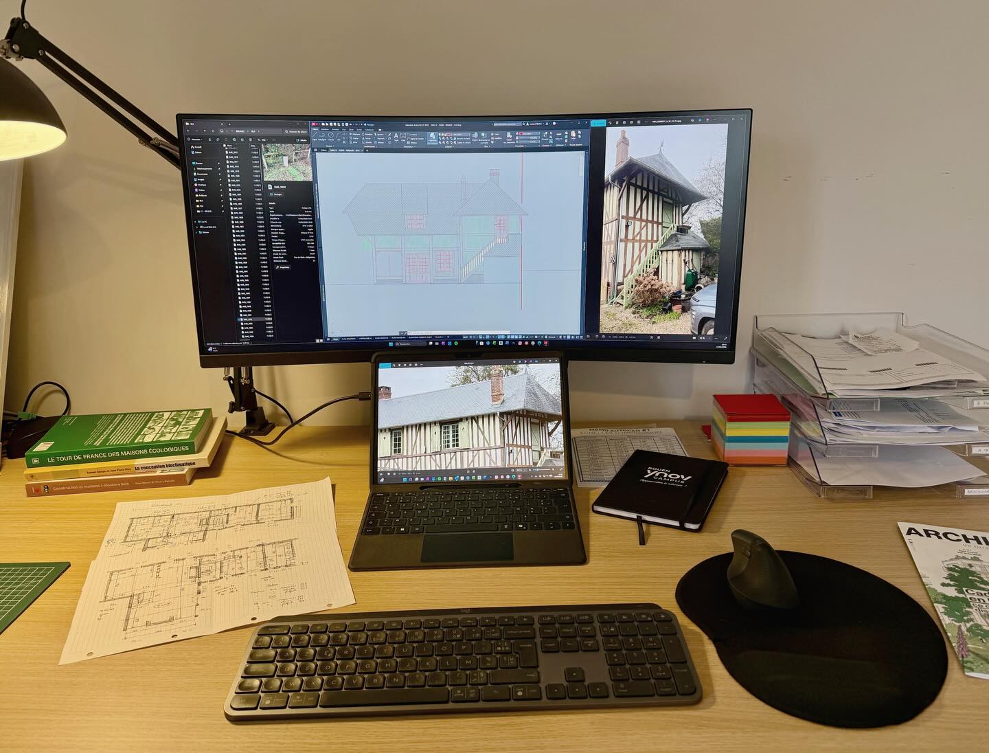 En rénovation, après la prise de mesures et de photos sur site, la mise au propre du relevé sur informatique est une étape indispensable pour pouvoir démarrer l’esquisse.
Ici, un beau projet d’extension et de rénovation à proximité de Cormeilles (14)… hâte de vous en montrer plus très bientôt !
