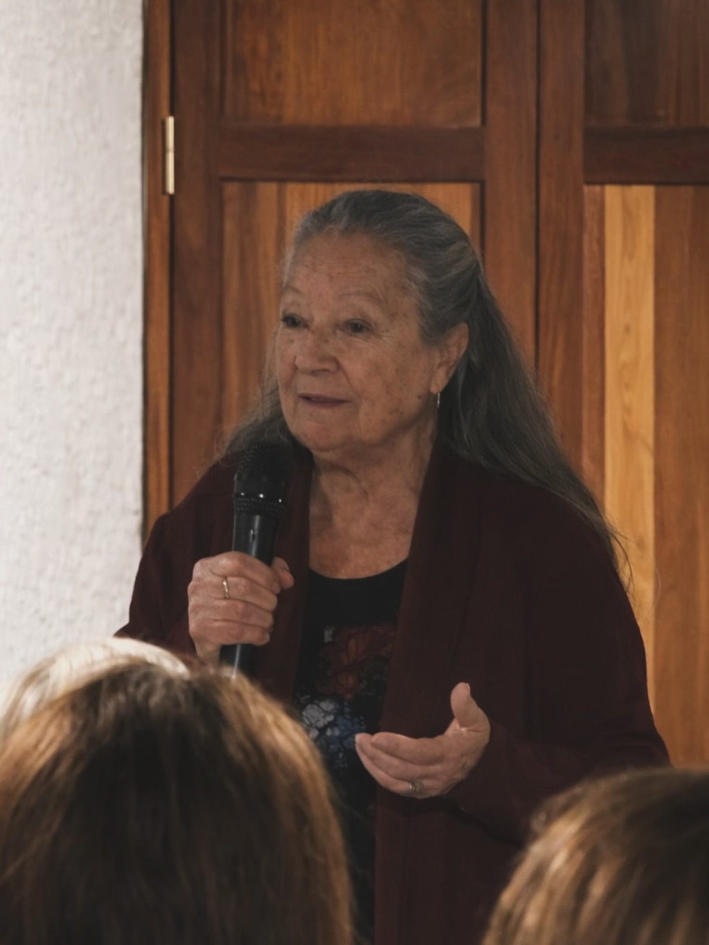 GRACIAS, ELSA 🌹
Gracias, por regalarnos ayer un encuentro tan necesario y luminoso en la Casa Anchieta 🌿
Tu presencia en Ínsula Escénica es un privilegio: por tu palabra, por tu mirada y por la generosidad con la que compartes experiencia y memoria 🫂
Como escritora, y Premio Canarias de Literatura, aportas al programa una sensibilidad profunda donde, la palabra y la vivencia personal, se convierten en materia viva. Eres testimonio inspirador que refuerza la perspectiva intergeneracional, de género y de sabiduría acumulada que da sentido a esta edición.
Un encuentro que deja huella y que seguimos llevando con nosotras/os ✨
Gracias por tanto 🫶📖
🤝 Colaboran:
@lalagunacultura
@lalagunaayto
@adrian.del.castillo