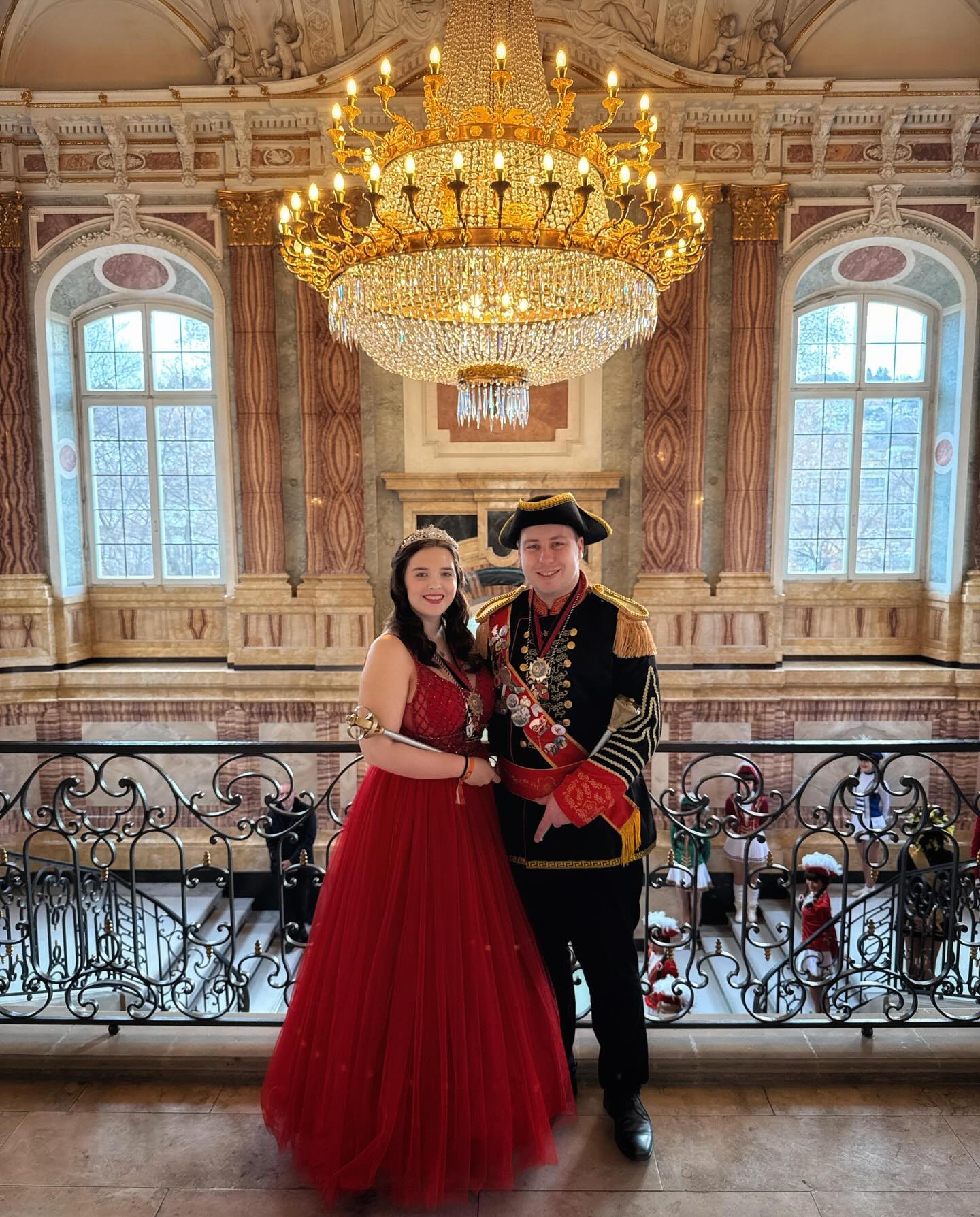 Neues Schloss Stuttgart ✨👑
Unser Prinzenpaar grüßt euch heute aus dem wunderschönen Schloss in Stuttgart.
Am heutigen letzten Tag genießen wir noch einmal die besondere Atmosphäre und sagen DANKE für eine unvergessliche Kampagne. ❤️
Lasst uns diesen Tag gemeinsam feiern! 🎭
#lachatrapper #dornstadt #kgl #prinzenpaar #schloss