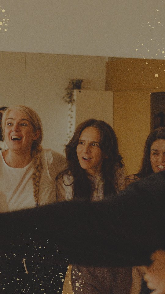 Há formações onde tu aprendes.
E há formações onde tu te tornas autora.
Na Especialização em Movimento Terapêutico, há um momento que muda tudo: o projeto final.
Porque não é “um trabalho para entregar”. É o momento em que, depois de 4 meses de estudo, prática pessoal e mergulho profundo, cada aluna desenvolve um projeto autoral, acompanhado por mim, com presença, visão e estrutura.
Este vídeo é da 1.ª promoção da Especialização. Lembro-me bem desse grupo de 24 mulheres que se aproximou com curiosidade e com aquela sensação difícil de explicar: “eu acho que isto é para mim”.
E é isto que continua a diferenciar este caminho, não sais só com ferramentas soltas. Sais com algo teu, com método, com coerência, com corpo e com verdade. Um projeto que te pode abrir portas, criar oferta, orientar a tua prática e ajudar-te a organizar o teu lugar no mundo.
E o mais bonito é que, enquanto o projeto vai ganhando forma, tu também vais ganhando forma. De repente, aquilo que estava confuso começa a ficar claro: o que queres mesmo criar, para quem, e a partir de onde.
E agora pergunto-te: o que é que dentro de ti está a pedir, há demasiado tempo, para ganhar forma?
Com Amor, ❤️
Lisa Bompastor
Acompanhada por @sentirosercorpo
Agenda
Especialização de Movimento Terapêutico
Facilitador de Movimento Consciente
- Link na bio -
📸 Da 1a edição da Especialização em Movimento Terapêutico / 2023 🙏🏻