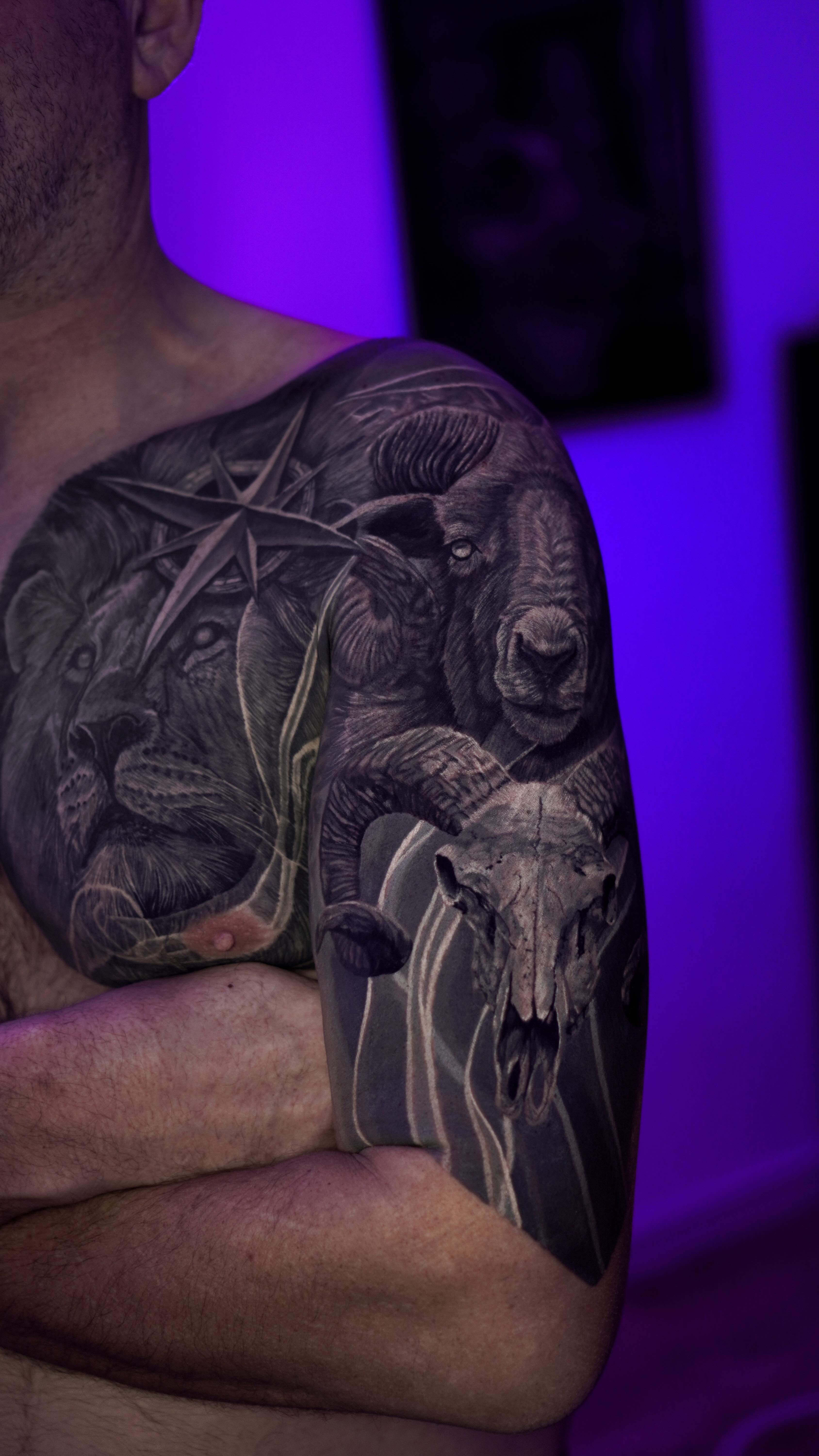 👁️ Ce projet a débuté sur le torse de David, avant de se prolonger naturellement vers l’épaule, afin de construire une pièce cohérente et fluide, en accord avec son histoire et les lignes de son corps.
Le torse est désormais totalement cicatrisé, tandis que la partie du bras vient d’être réalisée.
Un travail pensé dans la continuité, où chaque élément trouve sa place pour créer une lecture harmonieuse de l’ensemble.
Très satisfait de l’évolution de ce projet et de la dynamique qu’il prend au fil des séances.
Il me reste encore quelques créneaux disponibles pour le mois de juin.
📲 Pour toute information, vous pouvez m’écrire en message privé ou réserver directement une visioconférence via mon site web (lien en bio).
•
•
•
#tatouage #tattoorealism #blackandgreytattoo #tattooartistfrance #tatoueurfrance