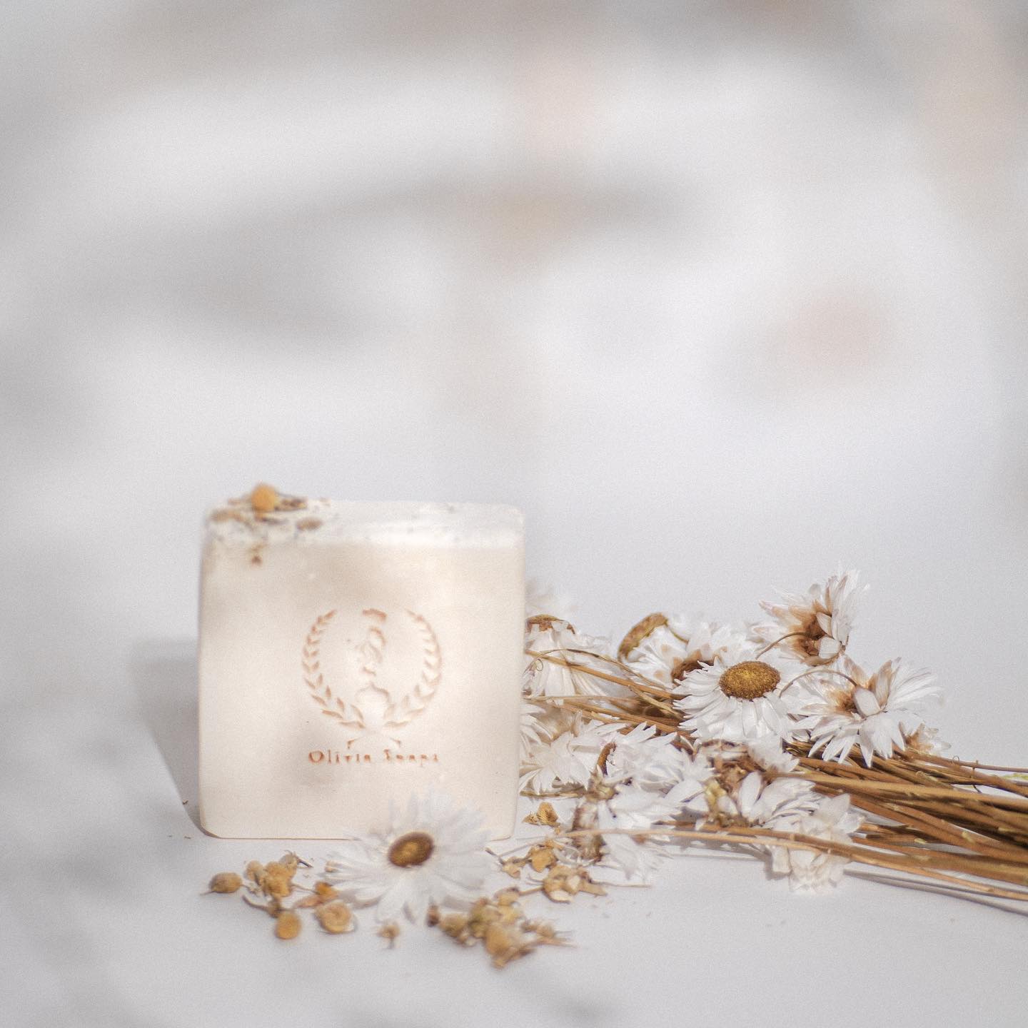 I CALCOLI PER LA RICETTA
Parliamo ancora di creazione del sapone!
Ricapitolando: abbiamo scelto il profumo che avrà il sapone (questo non deve essere il primo passo per forza ma lo è per me) e abbiamo scelto gli oli sia di base, che nutrienti (per approfondire vedete post precedenti).
Restano tre cose da fare: il calcolo di alcale e solvente, gli additivi ed infine le decorazioni.
Io a questo punto mi occupo del calcolo dell’alcale (soda caustica) e della soluzione, insomma della parte meno romantica della creazione del sapone, quella matematica.
Per oggi vi parlo di come calcolare la quantità di soda caustica necessaria per ogni diverso tipo di sapone.
Ogni olio ha un suo coefficiente di saponificazione, ovvero quel numeretto (rintracciabile nella tabella di saponificazione degli oli che si trova ovunque sull’internette e su tomi sul soggetto) che ci serve per calcolare quanto alcale (nel mio caso la soda caustica) esattamente è necessario per trasformare quell’olio specifico in sapone.
I coefficienti variano molto da sapone a sapone. Per esempio l’olio di oliva ha un coefficiente di 0,134 mentre quello di cocco 0,190.
Le quantità di soda caustica necessarie alla saponificazione quindi, sono molto diverse da olio a olio.
La formula è (mettiamo di fare un sapone semplice che ha 950 grammi di olio di oliva e 50 grammi di olio di ricino - tenendo un kg di sapone come misura standard):
950 (olio di oliva) x 0,134 (suo coefficiente) = 127,3 grammi
50 (olio di ricino) x 0,128 (suo coefficiente) = 6,4 grammi
La soda caustica necessaria per saponificare questi oli in questo sapone è 133,7 grammi (127,3 + 6,4).
A questo punto avviene il calcolo dello sconto della soda, ovvero quanto olio si vuole lasciare ‘libero’ e non saponificato. Questo ha ovviamente un suo perché. Ma ne parliamo la prossima volta.
Salvate questo post se volete provare a saponificare, non si sa mai 😉
.
.
.
#saponificare #ricette #soaplovers #solidsoap #saponefattoamano #calcolo #saponetta #smallbusiness #saponefiordiriso #fvg #saponeitaliano #saponenaturale #cosmesisostenibile #saponeinregola #oliviasoaps