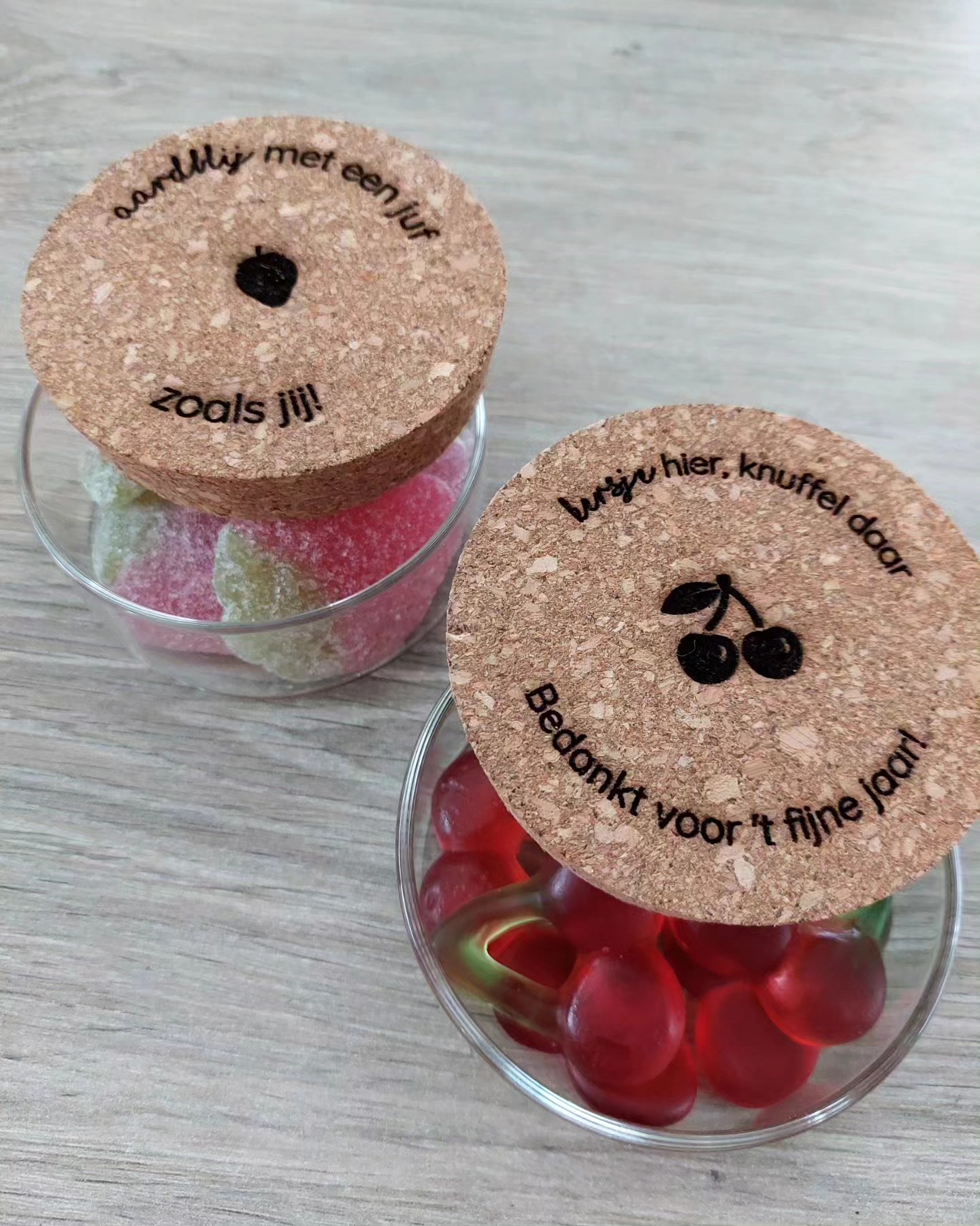 ✏️ Bedankt juf/meester, voor een zoet schooljaar! 🍓🍒
Op zoek naar een lief en origineel cadeautje voor het einde van het schooljaar?
Onze glazen potjes met kurken deksel zijn gevuld met kers- of aardbeiensnoepjes én een warme boodschap speciaal voor de juf of meester.
🍭 Lief, lekker en met liefde gegeven!
✨ Laat het label personaliseren met een naam of eigen tekst – zo maak je het helemaal af.
🎁 Perfect om dankjewel te zeggen op een zoete manier!
#bedanktjuf #topmeester #persoonlijkcadeau #juffencadeau #meestercadeau #glazenpotje #kleingebaar #eindeschooljaar