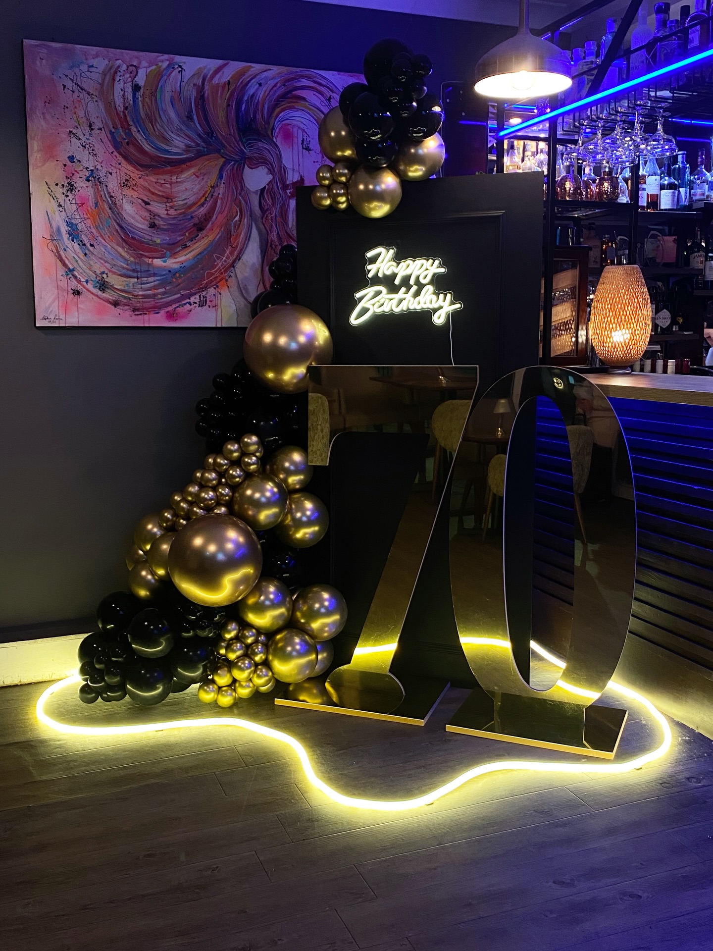 🪄✨🖤..
The last stills of this beauty🤭
Colours Used👇🏼
- 5” & 12” Black @kalisanuk @kalisanballoons
- 5” & 12” Reflect Gold @sempertex @sempertexeurope
Always from @balloonmarket.uk the best of the best🥰
#70thbirthday #balloondecor #balloongarland #birthdaypartydecor #essexballoons