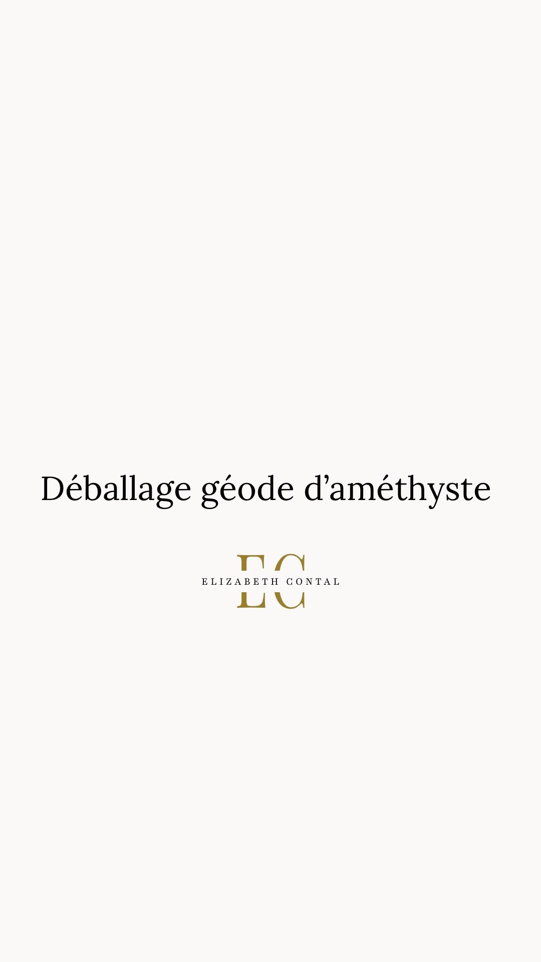 Déballage géode d’améthyste 📦
🔮 Améthyste (quartz violet)
Pierre dominante de cette pièce.
Cristaux violet à violet clair, bien formés, aux pointes typiques du quartz. Disposés en géode dense, ils offrent une brillance vitreuse profonde et enveloppante, idéale pour apaiser les espaces et le mental.
✨ Calcite jaune (calcite miel)
Cristal central massif, à la teinte jaune doré à crème, subtilement translucide. Sa forme rhomboédrique et son aspect satiné contrastent avec le quartz et apportent une énergie douce, structurante et lumineuse.
🔗 Identification
Améthyste avec calcite jaune
Provenance : Uruguay
🌿 Lecture énergétique
L’améthyste soutient le calme intérieur, l’élévation spirituelle et la protection des lieux.
La calcite jaune apporte clarté, confiance et dynamisme doux.
Ensemble, elles créent un équilibre harmonieux entre apaisement profond et énergie solaire structurante.
Poids : 10 kg
Prix: 700 € au lieu de 1 200 €
Une pièce de collection à forte présence vibratoire, parfaite pour un espace de soin, de méditation ou un lieu de vie conscient.
Pour tout renseignements veuillez me contacter par message privé