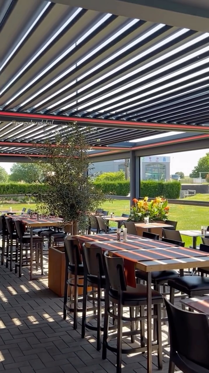 4 modules bioclimatiques.
Lames rétractables.
LED intégrées.
Vitres guillotine télécommandées.
Traduction ?
Soleil maîtrisé.
Pluie neutralisée.
Vent invité… mais poli.
La terrasse reste ouverte.
Le service continue.
Et la météo ?
Elle peut réserver une table si elle veut 😏
Pergoluxglobal — dehors, c’est mieux.
#pergoluxglobal #terrasse #horeca #restaurant #belgique