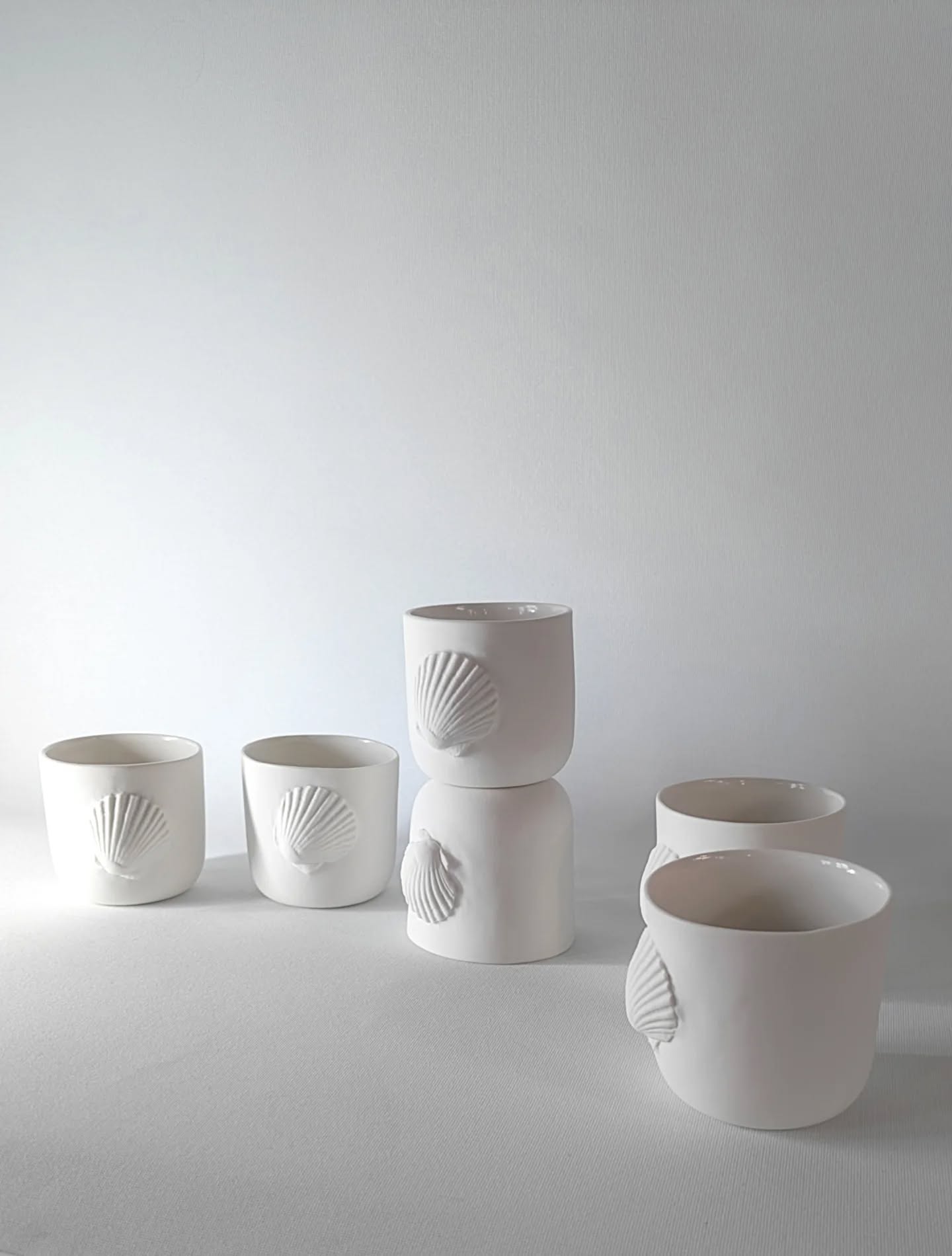 Tasse ST JACQUES
Porcelaine
Les toutes nouvelles tasses ornées de leurs petites coquilles Saint-Jacques arrivent bientôt pour, des pauses café ou thé pleines de souvenirs.
Ces pièces rejoindront prochainement l'écrin de la magnifique boutique de mon amie Noémie chez @keraban_joaillerie à Lauzerte.
Une étape incontournable sur le chemin de Compostelle !
À retrouver dès le printemps.
#porcelaine #artisanatfrançais #lauzerte #compostelle #coquillestjacques