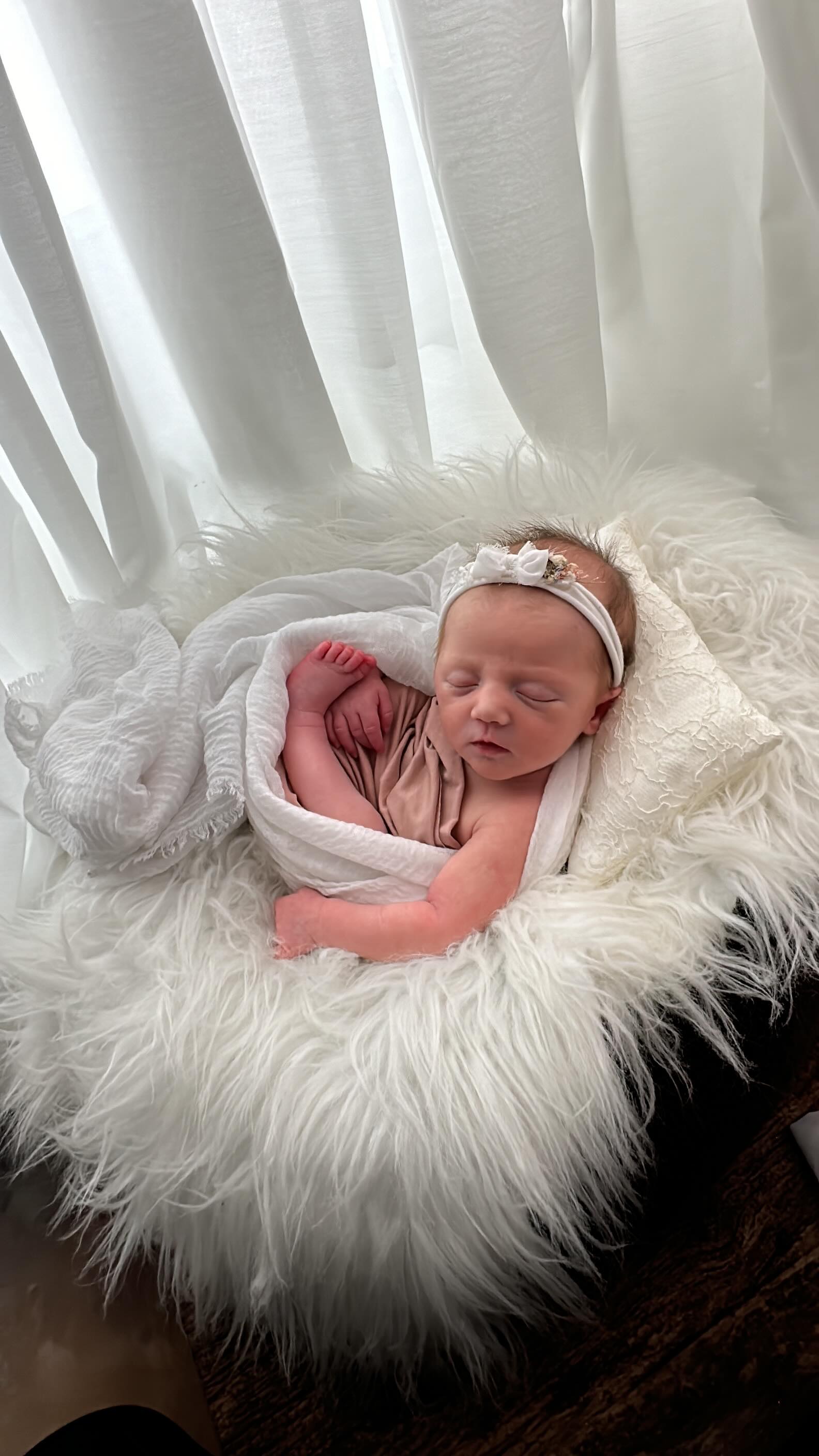 Behind the scenes of a process newborn photoshoot. #hertfordshiremums #hertfordshirephotographer #stevenagemums #hertfordmums #stalbansmums