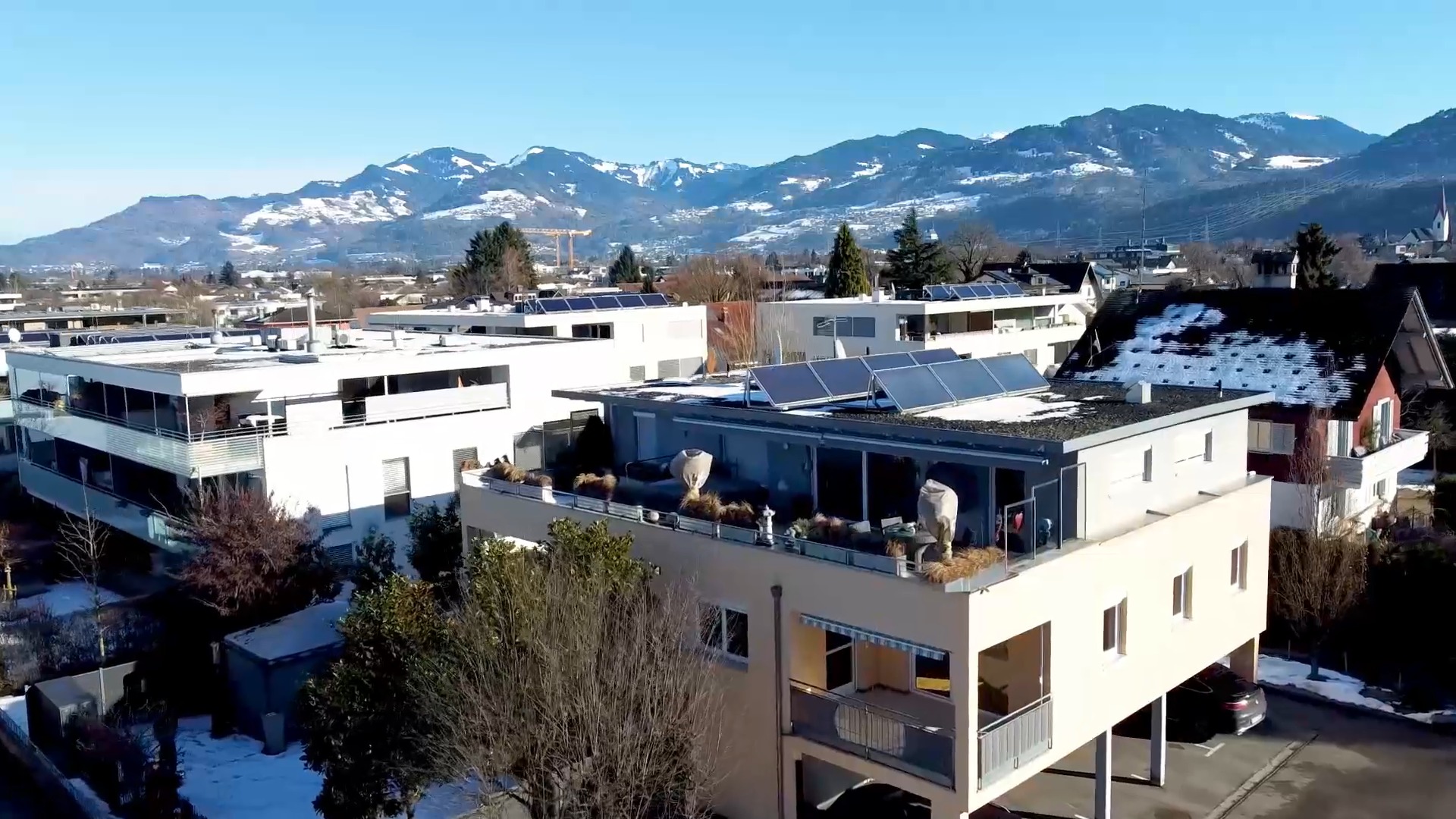 🏡 3-Zimmer-Wohnung in Feldkirch zu verkaufen!
Moderne Wohnung in kleiner Wohnanlage🌿
📍 Top Lage:
• 3,5 km zum Feldkircher Zentrum
• Nähe zu Freizeitwegen & öff. Verkehr (Bushaltestelle, Bahnhof 800 m)
🌞 Nachhaltig & Modern:
• Erdwärmeheizung, Fußbodenheizung & Solarenergie
• 2 Autoabstellplätze
💫 Highlights:
• Offener Wohnbereich mit Süd-West-Terrasse
• Große Fenster für viel Licht
• 2 Schlafzimmer, Bad mit Badewanne
• Abstellraum für Extra-Stauraum
Lass dir diese Gelegenheit nicht entgehen! 🏡✨
Melde dich für eine unverbindliche Besichtigung!
Nico Troy direkt 📞+43 664 8247126 📨nico.troy@bb-immobilien.at
🌏https://www.bb-immobilien.at/eigentumswhg/bb-26-01113
#immobilien #realestate #investment #vorarlberg #immobilienvorarlberg #eigentumswohnung #wohneigentum #eigenheim #wohnungkaufen #rheintal #Wohnung #Feldkirch #NachhaltigWohnen #ModernLiving #Traumwohnung #Immobilienkauf #FeldkirchAltenstadt