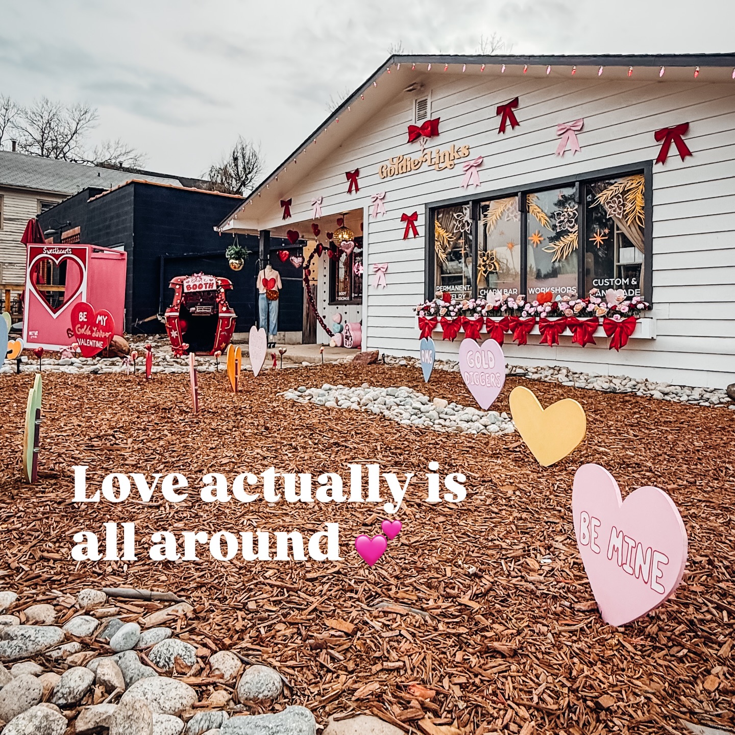 Little hints of love can always be found around Downtown Castle Rock. But seeing extra hearts around the Valentine’s Day season? We love the extra reminder that love is all around 💝
📍 @goldielinksjewelry in Downtown Castle Rock
#downtowncastlerock #crco #castlerockcolorado