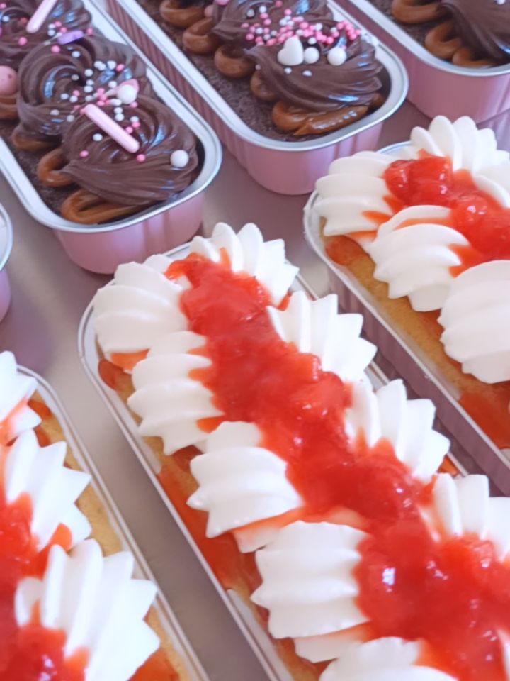 💖 Dillo con un dolce💖
San Valentino ormai è qui e non ci coglie impreparati 🍀 queste bellissime cake monoporzione sono state divertentissime da fare 😍✨
Un "Ti Amo" è sempre meglio se accompagnato da un dolcino 🫢 che sia detto al proprio partner o a noi stessi, perché rinunciarvi 😋? 🙂↕️
Se vuoi provare a creare queste delizie in casa visita il sito dolciamorebello.com (link in bio 🔗)
E gioca con la tua creatività!
Ho usato le ricette per:
🍫 Torta magica al cioccolato
🍯 Fudge al cioccolato
🍓 Chantilly alla vaniglia (all'interno della ricetta dei cuori di sfoglia)
🍰 Pan di Spagna infallibile al lime (prossimamente! Iscriviti per ricevere l'avviso non appena sarà pubblicato)
E voi quale preferite? Cioccolato e dulce de leche o Chantilly e fragole? 😍✨ Scrivilo nei commenti!
#instacake #instabake #fyp #cioccolato #fragole