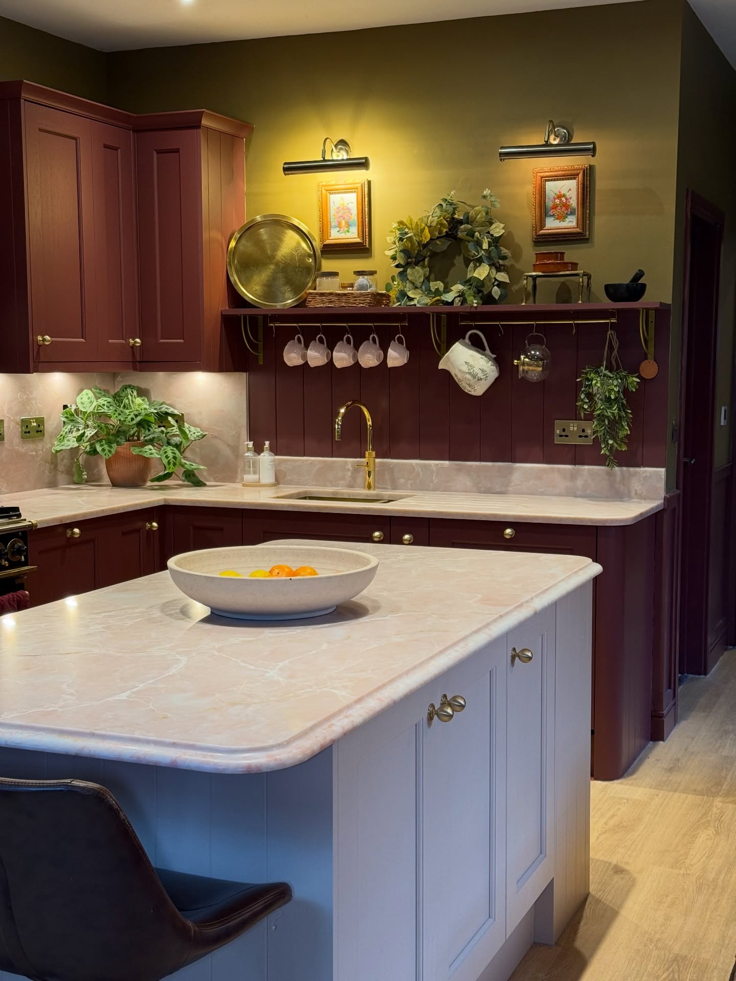 Just, WOW 😍
Our client’s kitchen makeover includes our exclusive Pink Qnyx Quartz. The veining in this manufactured stone is unbelievable. It truly has to be seen in person!
The perfect stone to give your kitchen the wow factor, with all the practicalities and durability of a quartz worktop.
#kitcheninspo #kitchenworktops #quartz