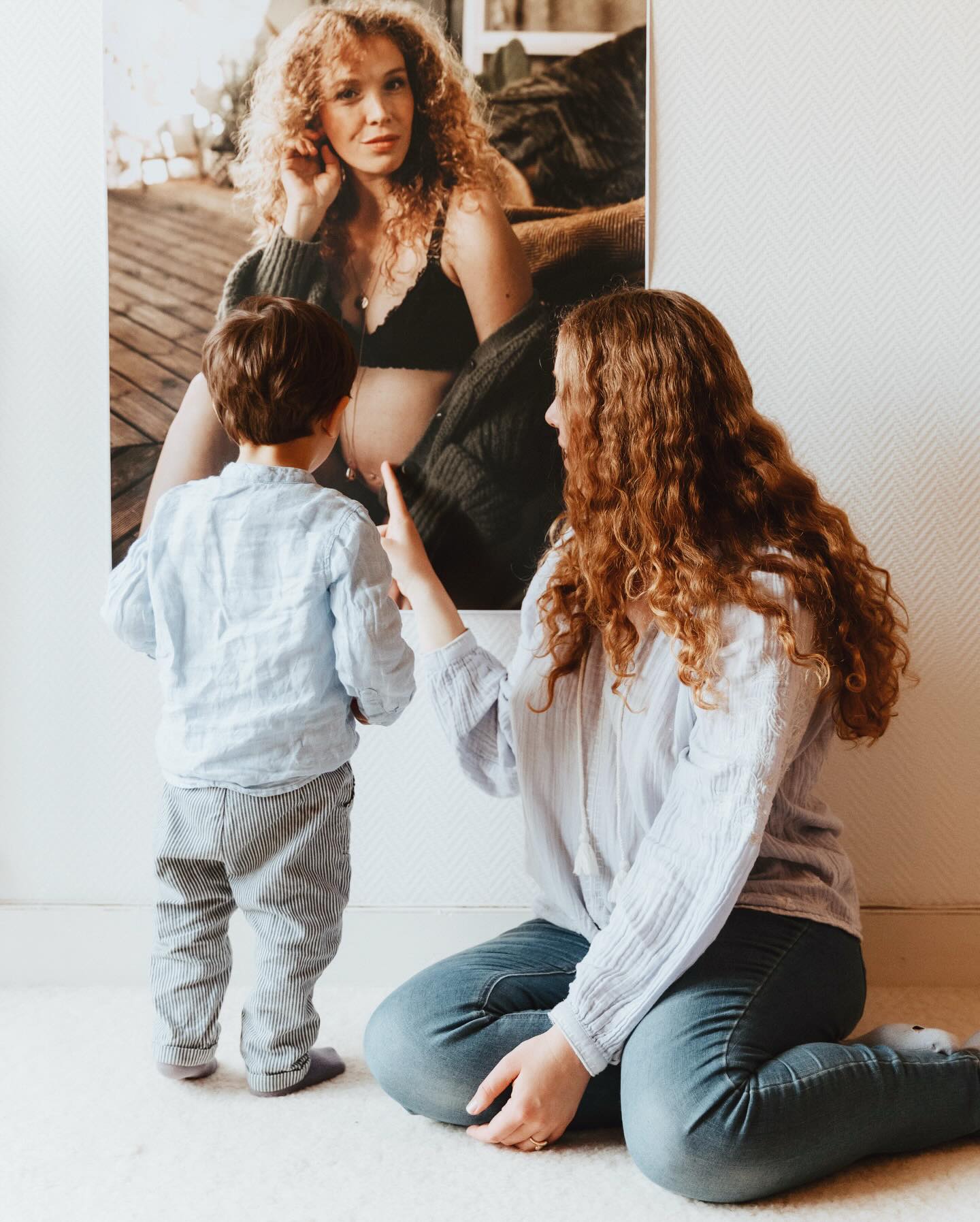 • MISE EN ABÎME •
Merci à mes amies @olgapaletphotographe puis @carolineaudebert.photographe pour ce projet dans lequel j’avais envie de voir en une seule photo le temps qui passe…
La prochaine fois, c’est cette photo que j’imprimerai et nous poserons à côté avec Antoine qui encore encore grandit.
Cette version où nous sommes de dos est pour pouvoir la poster ici mais j’aime encore plus celle où nous rions aux éclats ! ✨
Je suis juste un peu déçue de ne pas avoir pensé à ça avant, quand il était encore tout bébé…