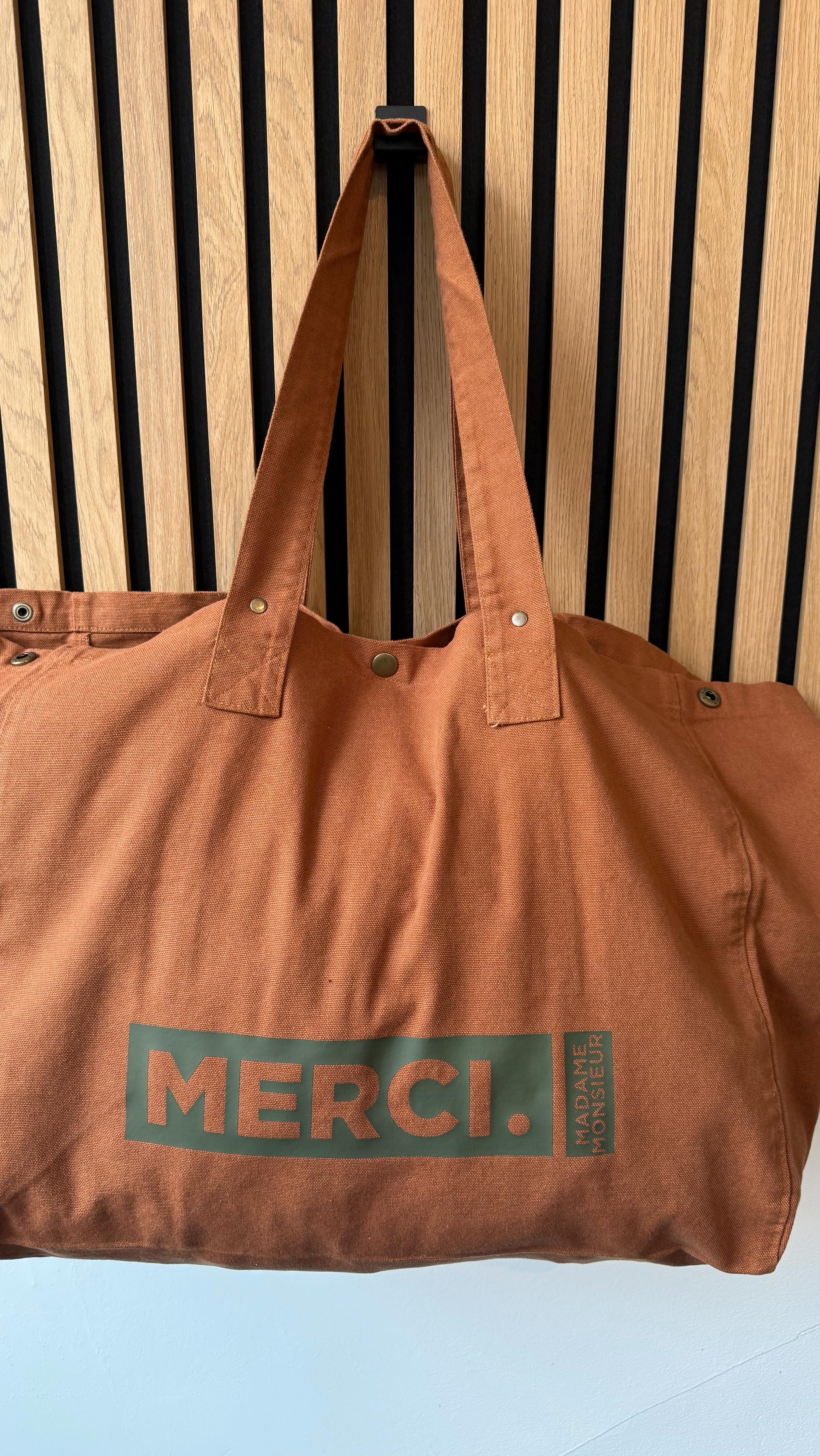 Les détails font tout 🤍
Chez Merci Madame Monsieur,
les accessoires ne sont pas juste des compléments…
ce sont des signatures.
Pochettes, sacs, pièces à porter au quotidien,
pensés pour vous accompagner partout
du café du matin au dîner improvisé.
Des matières choisies avec soin,
des coupes intemporelles,
et cette touche Maison qu’on reconnaît au premier regard.
À découvrir en boutique
📍 66 rue de Fontenelle - Rouen
Du lundi au samedi, 10h - 20h
#MerciMadameMonsieur #MaisonMMM #Accessoires #StyleResponsable #RouenShopping