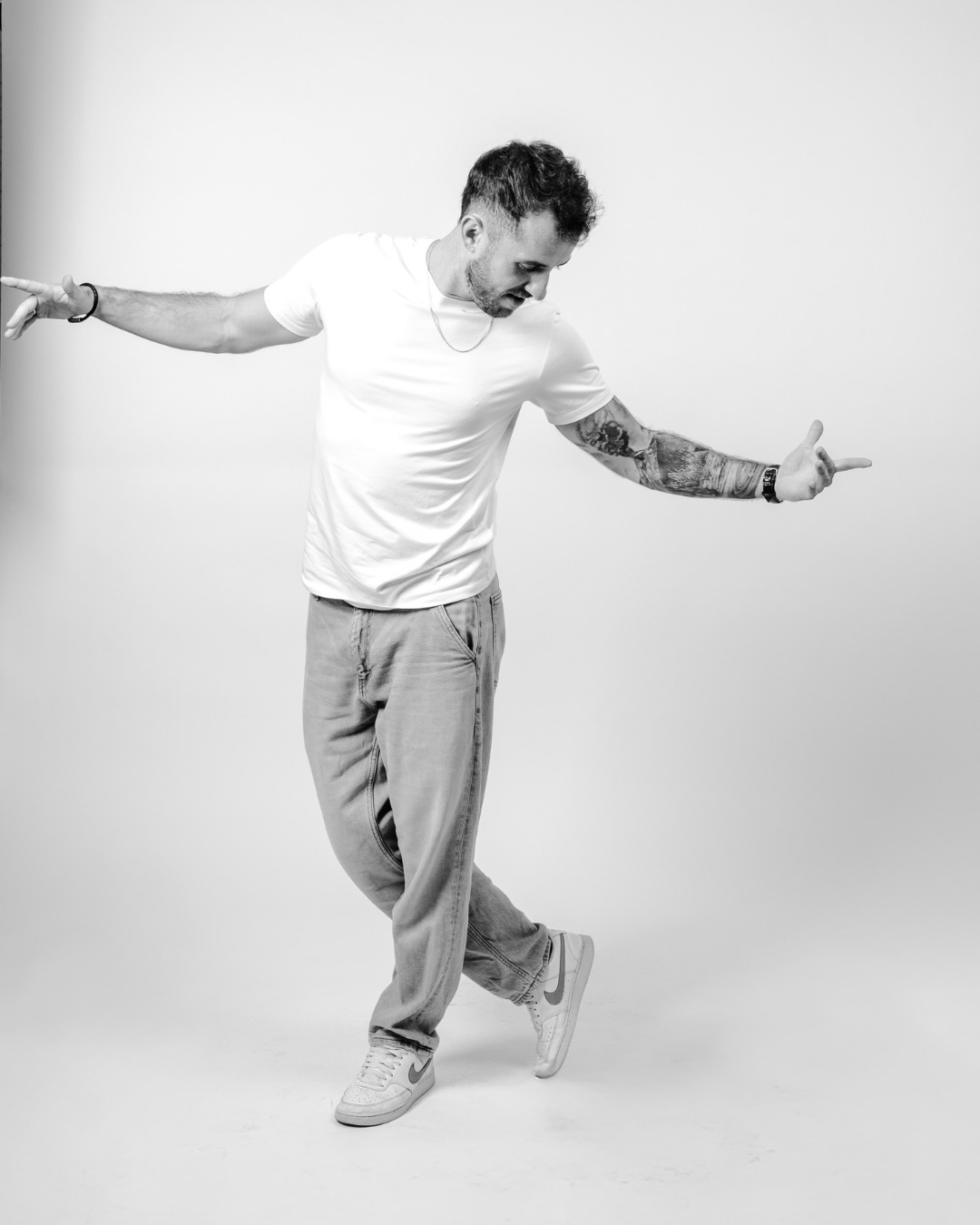 • Place à nos shootings photo 📷
Que ce soit pour vos événements, vos portraits professionnels, vos visuels corporate ou vos supports de communication, nous créons des images qui valorisent votre identité et marquent les esprits.
🎯 Besoin de photos pro pour votre prochain projet ?
Notre équipe vous accompagne de la direction artistique jusqu’aux retouches finales pour un rendu à la hauteur de votre image.
📩 Contactez-nous pour donner vie à votre prochain shooting.
#photographietoulouse #photographer #neosproductions