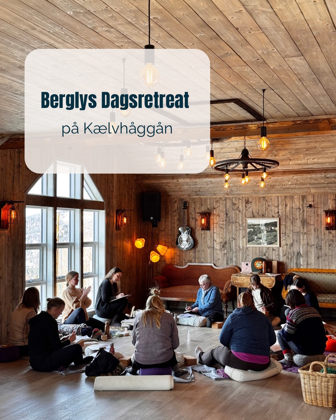 Berglys- retreat på Kælvhåggån 🧘🏻♀️🌿✨
Jeg sitter igjen med en varm, stille takknemlighet i hele kroppen! Berglys-retreat på Kælvhåggån for andre gang ble bare helt magisk! ❤️
Det er virkelig noe helt eget med den plassen! Lyset som strømmer inn vinduene. Stillheten i veggene. Fjellene utenfor. Og mennesker som kommer med åpne hjerter og et ønske om å lande litt dypere i seg selv.
Jeg er så takknemlig for at så mange flotte mennesker valgte å tilbringe dagen med meg og Aina.
Takk, takk, takk❤️
Dagen var fylt med så mye! Vi lot hovedtemaet få bevege seg gjennom myk yoga, refleksjon og deling. Vi satt sammen i kakaomeditasjon. Vi dykket inn i Human Design og lot teorien få bli noe levende og nært. Vi pustet inn duften av essensielle oljer i aromayogaen, og landet helt, helt ned i restorativ hvile.
Vi fikk servert nydelig, næringsrik og hjemmelaget lunsj. Tusen takk til Brage og Rut Perly for at dere igjen åpnet dørene for oss.
Kjenner en uendelig glede over å få skape dette. Og en enda større takknemlighet for hver og en av dere som kom 🙏💗
Med kjærlighet
Bergljot og Aina
PS. En ny dag på Kælvhåggån er på vei: med samme varme, samme dybde og det samme rommet for å lande. Det er bare å glede seg 🥰
📸 @helt.koko