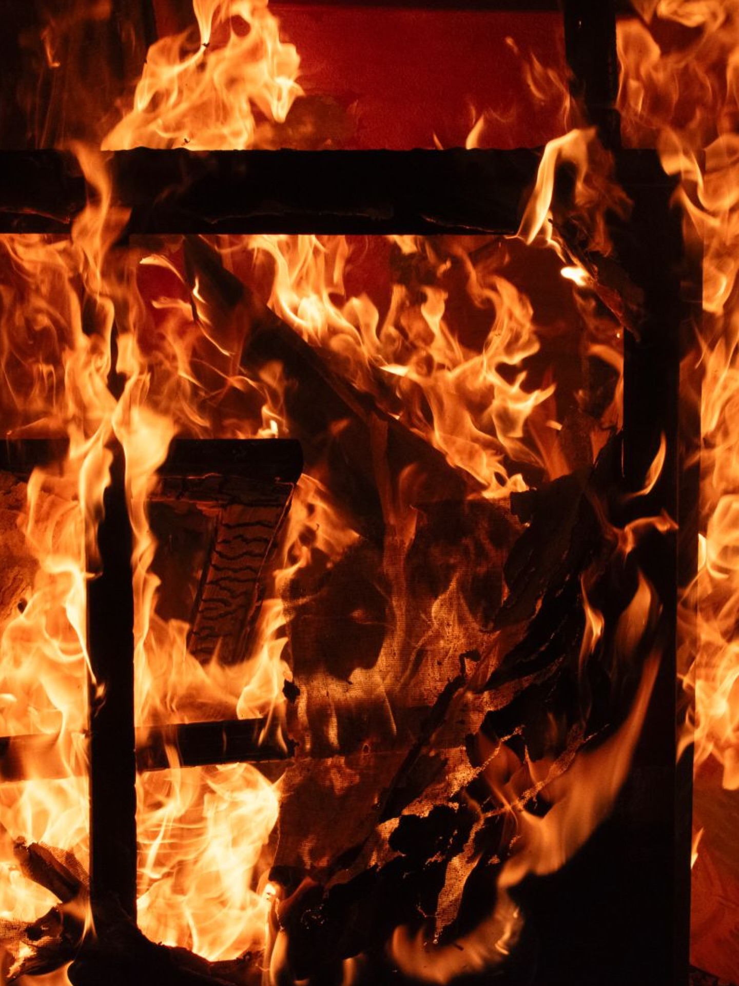 Autodafé - Été 2024.
Je suis dans mon atelier du Pays basque.
La nuit dernière, j’ai vu, dans un rêve, mes peintures en flammes. Est-ce un signe ?
Je m’interroge.
Quels sont les peintres qui ont brûlé leurs toiles ?
Francis Bacon, Claude Monet, J.M.W. Turner.
Pourquoi ?
Francis Bacon nous dit :
« Ce que je détruis m’aide à comprendre ce que je cherche. »
Oui, mais au moment d’allumer la flamme, j’ai peur… Ce sont mes bébés. Des heures et des heures de travail.
J’y vais. Ça brûle vite, une toile.
La peinture sensualiste est ma nouvelle voie. Je veux l’initier par cet acte irréversible.
En 2026, tout commence.