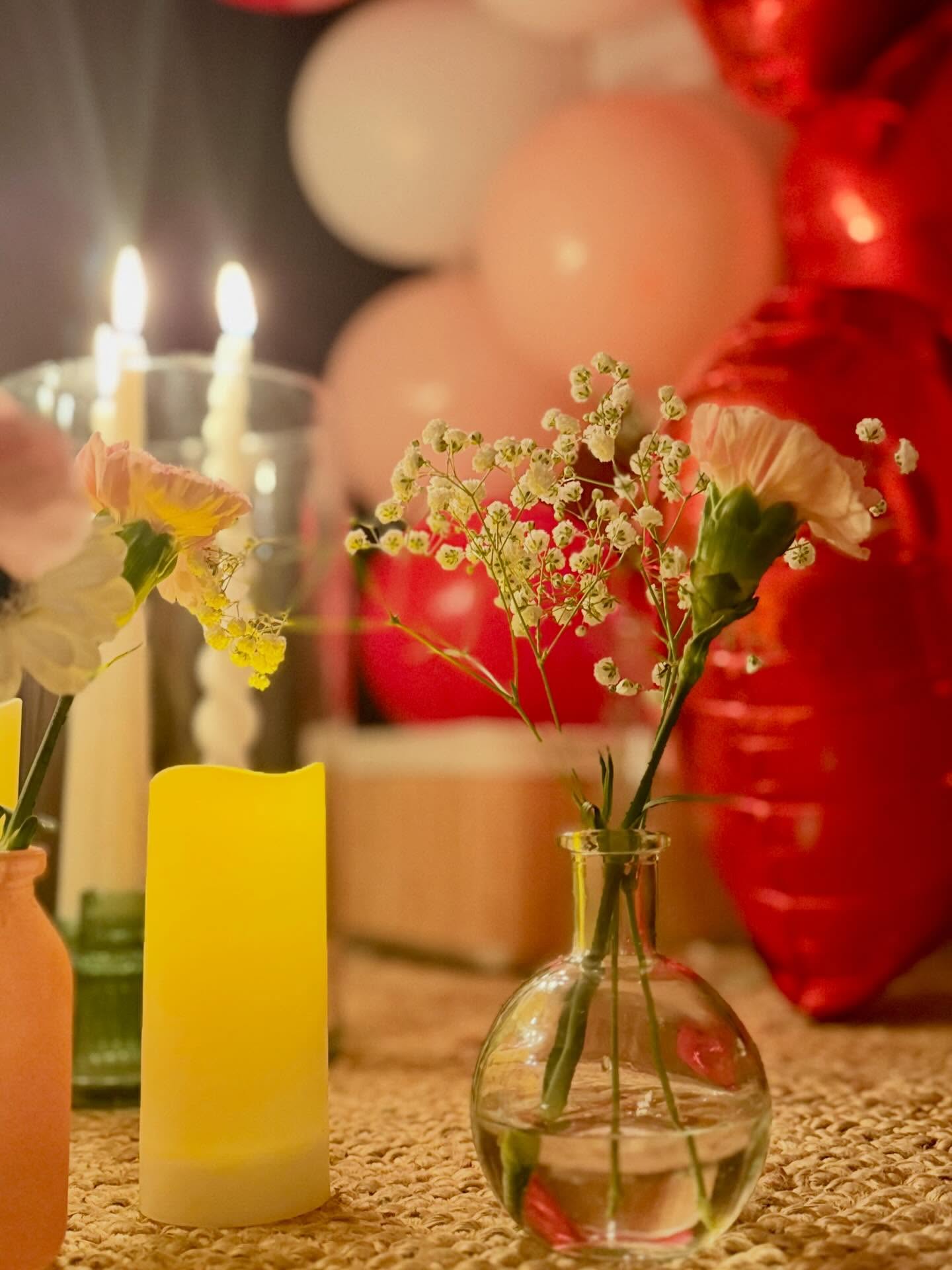 Des fleurs et des cœurs en ce week-end de Saint-Valentin 🌺♥️.
Un week-end sous le signe de l’Amour.
Si toi aussi tu as envie d’une décoration pour fêter un anniversaire, un baptême, un mariage ou tout simplement sublimer un moment intime n’hésite pas à me contacter.
#saintvalentin #valentinesday #decorationevenementielle #jalmaevent #decoration