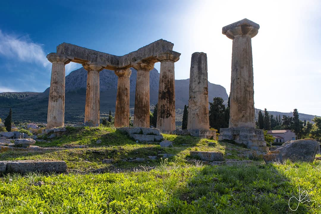 🏺🏛❗The monolithic limestone Doric columns of the Temple of Apollo (built approx. 560 BC) in Ancient Corinth that tower over 7m is quite a sight to behold. Not to be missed this temple can be visited via an easy 1-hour drive from Athens (98km distance). The history of Ancient Corinth is especially extensive beginning from the Neolithic period (6500-3250 BC) where due to its geostrategic position at a pivotal point in combination with the especially fertile land in the region spanning ultimately all the way to Julius Caesar (where Corinth became a Roman colony). The significance of Ancient Corinth is prodigious as the city-state played a role in every single major conflict of Ancient Greece and remained a key location all the way to modern times such as during the Greek War of Independence against the Ottoman Empire (1821 AD).
◾◾◾
Ancient Corinth was an especially wealthy city-state and had a sizeable military force as well and the Temple of Apollo was built at the height of this power at a time when the Isthmian Games became incorporated into the Panhellenic Games (the Olympic Games were also a part of the Panhellenic Games). Unfortunately, for the Corinthians nearly 100 years later the great success of Athens in trading via sea routes in combination with their production of ceramic vases ultimately stole their scepter as supreme city-state after the Persian Wars (490-479 BC). Today this is one of the best sites you can visit due to the reason that along with the Ancient Greek structures there are also many remains of Ancient Corinth as a Roman colony. The archaeological museum originally built in 1932 and recently renovated is easily one of the best I have ever visited in all of Greece, so I hope you discover it!
◾◾◾
In my mind in terms of construction materials, I tend to associate marble with Ancient Greece and limestone with Ancient Egypt. Witnessing these limestone bulky columns as a Greek architect was especially intriguing as I felt a fusion of both cultures and the result is that even though the temple doesn’t have the finesse of i.e. the Parthenon the expansive site counter weighs the imposing nature of the temple bringing equilibrium.