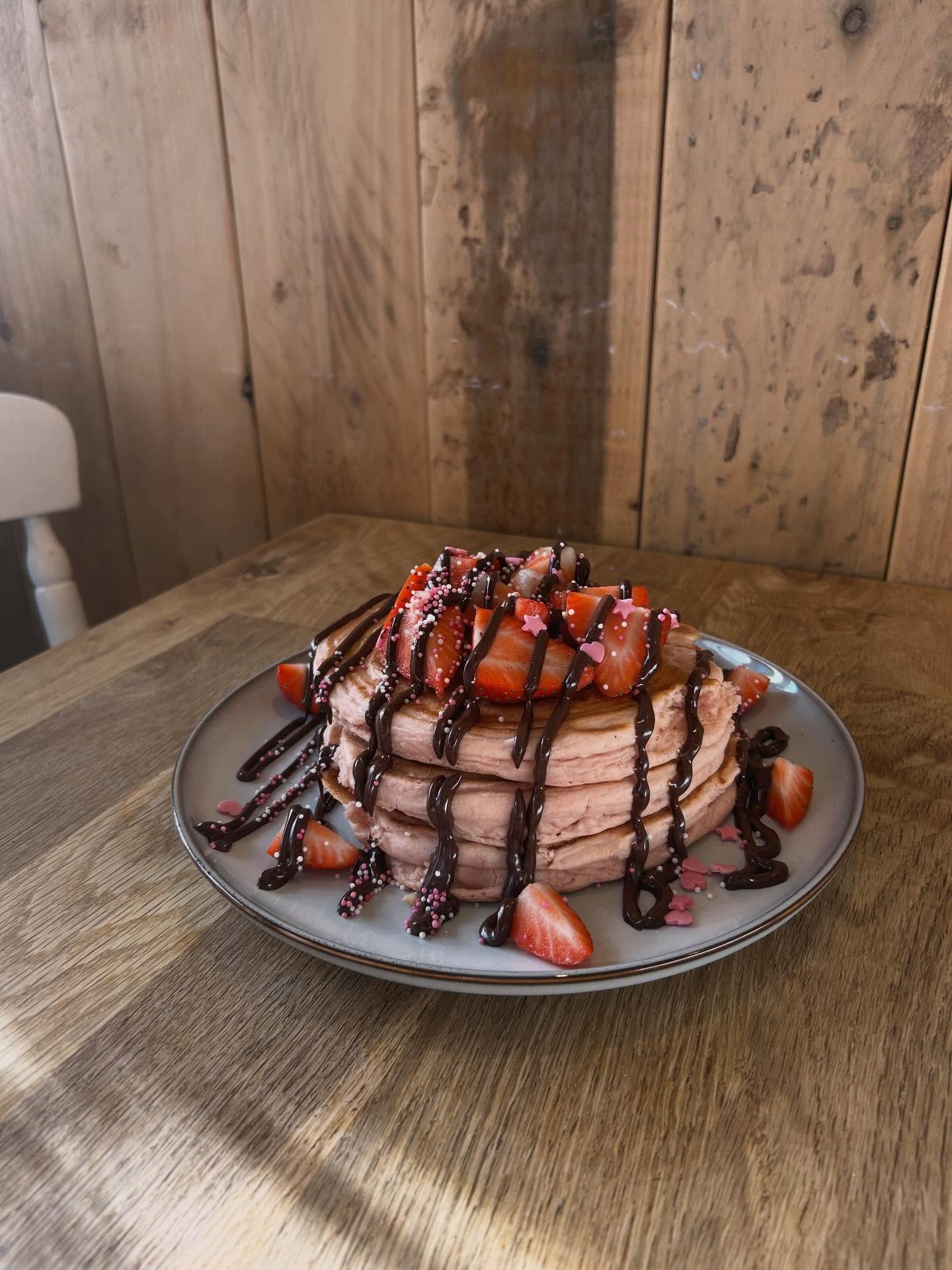 Come share the ❤️ this morning with our Valentine’s Day specials!
•Valentine’s strawberry & choc pink pancakes 💗
•Filled croissant with bacon, avocado, egg & mozzarella 🥐
•Homemade French toast topped with crème fraiche & blueberries 💞