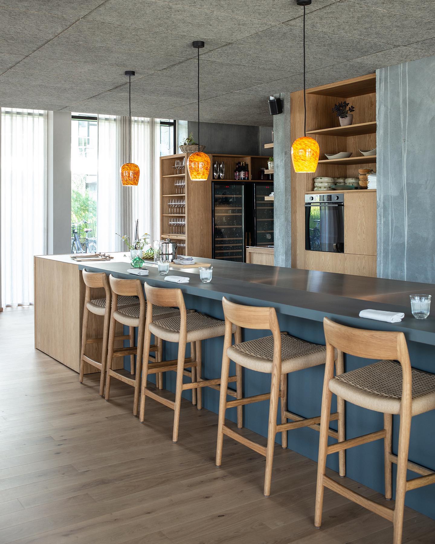 Our Møller 77 counter stool’s @restaurantnovel a Michelin Green Star award winning restaurant in Aarhus. ✨🤍
Restaurant Novel represents a novel approach to sustainable gastronomy. They seek transparency and to leave a positive climate footprint. Their work is inspired by nature and directed by knowledge.
Their gastronomy seeks out an elegant, focussed, and aesthetic expression based on greens from their own farm combined with fish, shellfish, and game based on season and availability. They will investigate the potential of every produce in a warm, ambient, and hospitable atmosphere in the new mondaine city part, Aarhus Ø.
Photography by: @helenehoyermikkelsen 🤍
.
.
.
#moller #møller #madeindenmark #danishdesign #interiordesign #midcenturymodern #scandinaviandesign #home #chair #collaboration #photography #architecture #handmade #aarhus #denmark