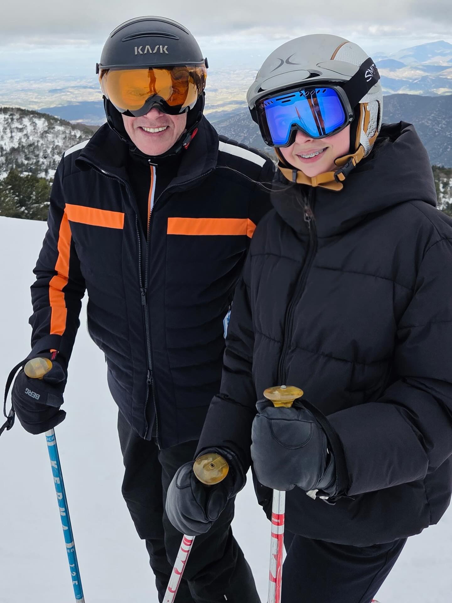Parenthèse d’hiver entre père et fille, moments précieux 💕⛷️
*****************************************
#ski #perefille #charlesphilippedorleans #princecharlesphilippedorleans #princessenaomidorleans