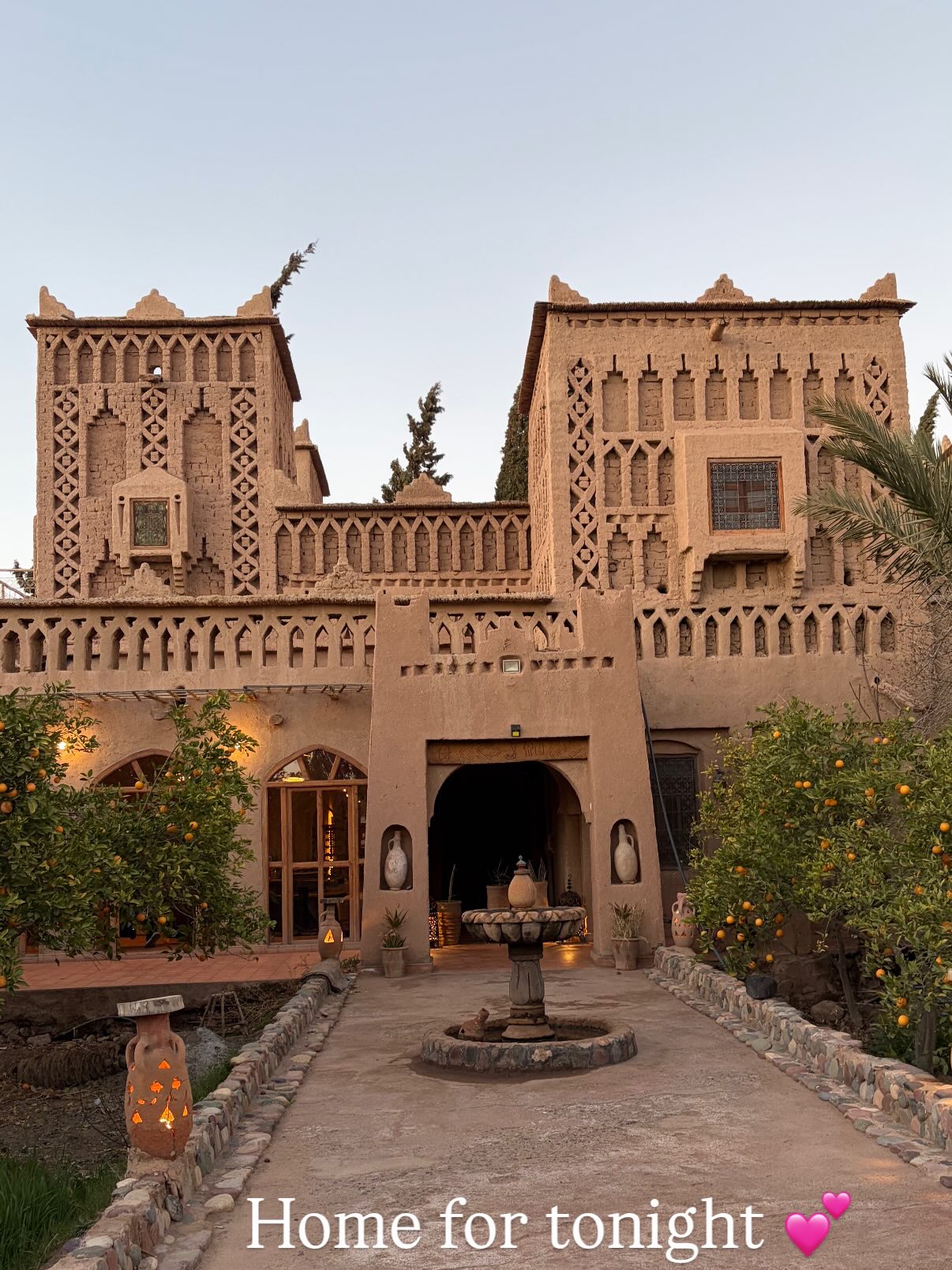 A night in Skoura… where the journey becomes part of the magic.
On the road from Marrakech to Merzouga, we always pause in the palm groves of Skoura — staying in a beautiful kasbah that blends traditional Moroccan architecture with modern comfort.
Think thick earthen walls, carved wooden doors, peaceful courtyards…
But also big, comfortable rooms, hot showers, air-conditioning, and the kind of beds you sink into after a scenic drive through the Atlas Mountains.
It’s the perfect soft landing before heading deeper into the desert ✨
Slow down. Breathe. Wander through the palm trees. Watch the sunset turn the kasbah walls golden.
This is not just a stopover — it’s part of the experience.
#KaoukiTours #Skoura #MoroccoTravel #DesertJourney #KasbahStay MarrakechToMerzouga AuthenticMorocco