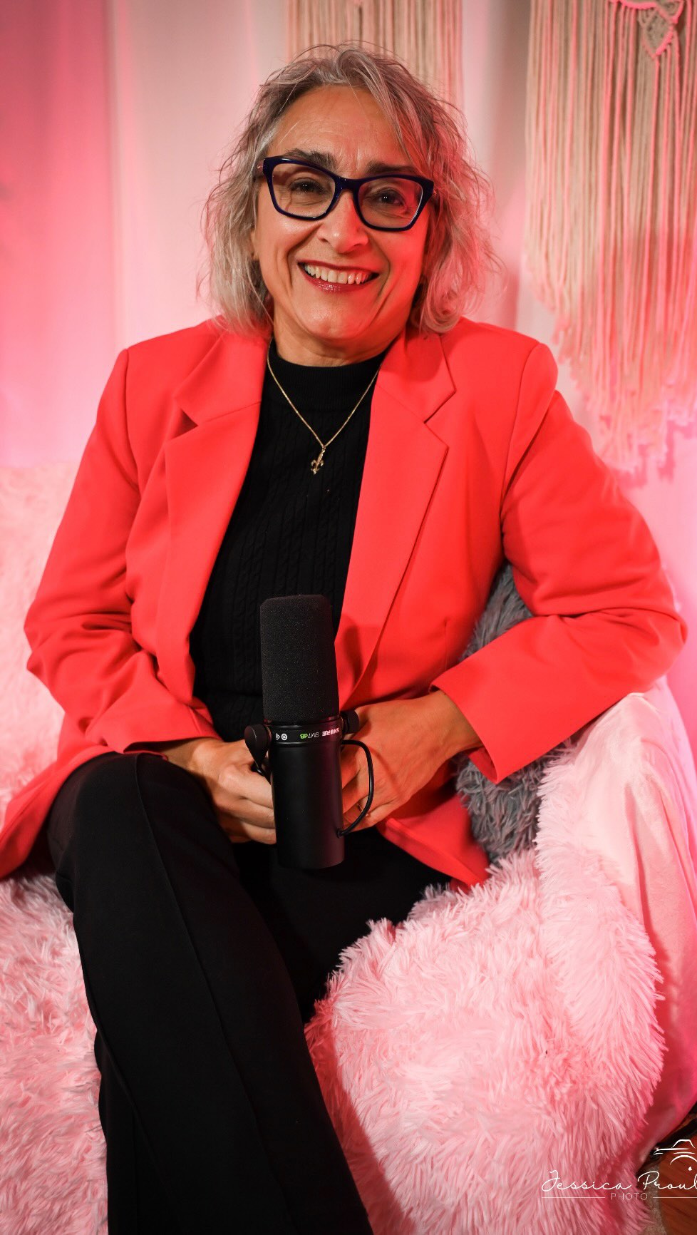 ✨ JOURNÉE INTERNATIONALE DES DROITS DES FEMMES ✨
Ma traditionnelle journée de shooting pour femmes est de retour 💕
Chaque année, je crée cette journée pour NOUS.
Pour célébrer notre force.
Notre douceur.
Notre audace.
Notre lumière. 🌹
Et comme toujours…
💥 C’est mon PLUS GROS RABAIS de l’année sur une séance photo.
💗 111$+tx
📸 20 minutes en studio
✨ 5 photos retouchées
🎀 Portrait professionnel
Parfait pour :
• Tes réseaux sociaux
• Repositionner ton image de marque
• Te voir autrement
• Booster ton self love
• Marquer un nouveau chapitre de ta vie
Parce qu’être une femme, c’est politique.
C’est puissant.
Et ça mérite d’être vu. 💫
Viens prendre ta place devant la caméra.
Viens te choisir.
Les places sont limitées (et elles partent toujours vite 😉)
#JournéeDesFemmes #SelfLove #FemmePuissante #JessicaProulxPhoto
@cdebellefeuillebq @catherinelavoieradieuse @audreeart @melissalaroche_osteopathie @melissalaroche_osteopathie @heleneevenementiel @annie.bourbonnais.osteopathe @anniebourbonnaais @coeur.corps.ame @karmakin.claudia @nathalie_prades_naturopathe_nd @marilouhaineault @gabrielledelage @mpcoutu