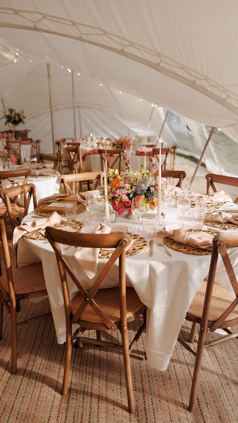 The one when we did three set ups in 24 hours in the same marquee.
H & B’s wedding at @boreplace was a stunning (wet) weekend. The glorious Hatty planned the decor to a T and it was our job (alongside coordinating) to execute this to bring her vision to fruition.
Yes, it was HARD to change the whole layout (including changing chair types, tables from banquet to round and the configuration itself) as well as completely different tableware for each dining experience, from the rehearsal dinner on Friday to breakfast on Saturday morning and then the actual Wedding Breakfast in the afternoon…but we did it.
Thank you to the fabulous @vinedinecatering for helping and creating some fabulous grub throughout the weekend.
Floral design @thewaytobloom
Marquee @caprimarquees
Chairs @gigieventdesign
Glassware @atouchofvintageuk
Tableware @blacksaucerstableware
Photos Friday
@pinkdaisyweddings and Saturday @redonblondephotography
#weddingplanning #weddingdecor #weddingstyling #stylist #summerwedding