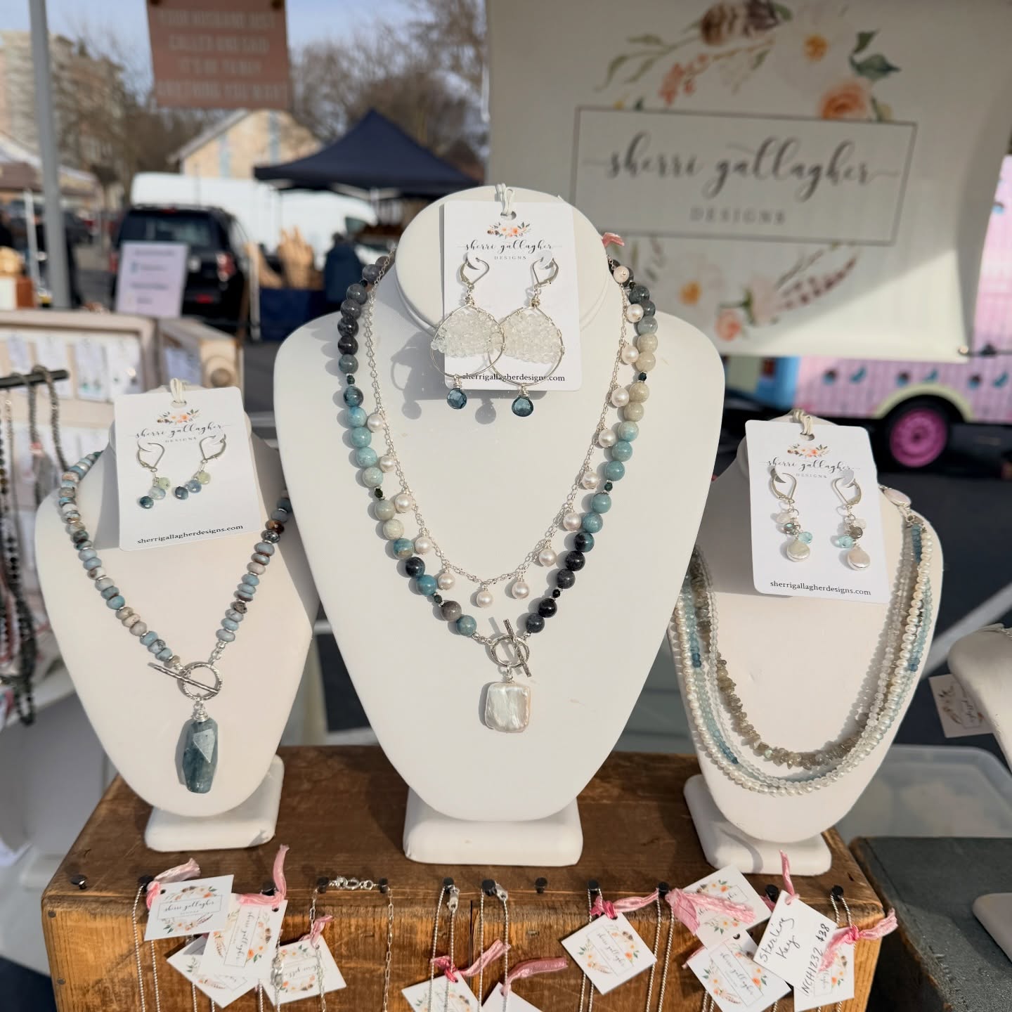Itās another @napafarmersmkt morning. The sun is out, but bring your jacket because itās a tiny bit chilly.
Iād love to help you select just the right piece of handmade jewelry for your collection. Or just come by and say hi.
See you soon!
#handmadejewelry #napafarmersmarket #winecountry #healingcrystals