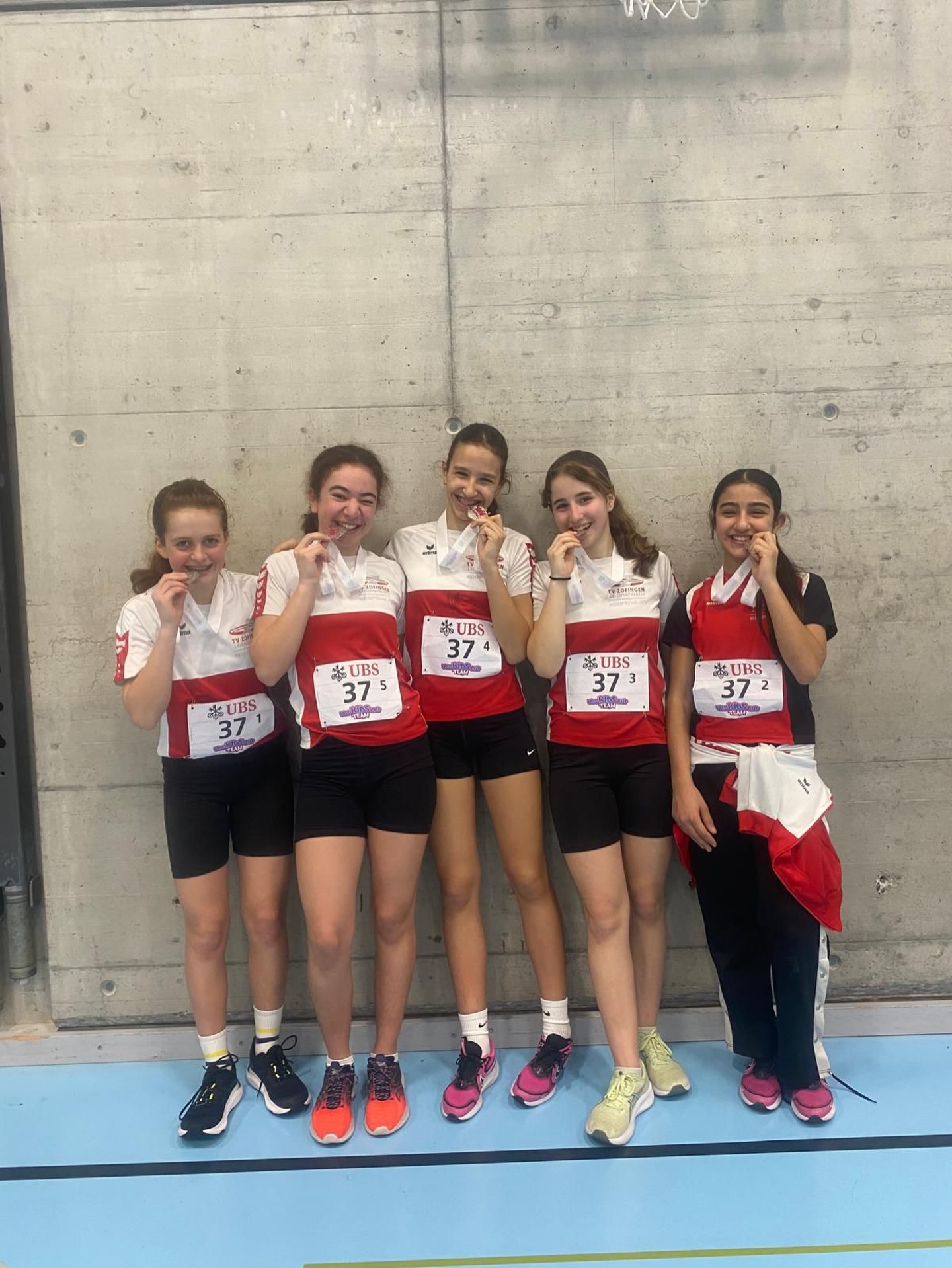 Regionalfinal UBS Kids Cup Team
Das U14 Girls Team überzeugt am Regionalfinal in Gelterkinden mit einer starken Leistung. Mit 13 Schlusspunkten und einem Disziplinensieg erreichen sie den hervorragenden 2. Platz! Damit qualifizieren sie sich für den grossen Schweizerfinal am 28. März in Amriswil.
Herzliche Gratulation 🤩
-------
#tvzla #aargauersport #meinzofingen #tvzofingen #UBSKidscup
@stadt_zofingen @aargauersport.ch @alv_athletics @ubskidscup