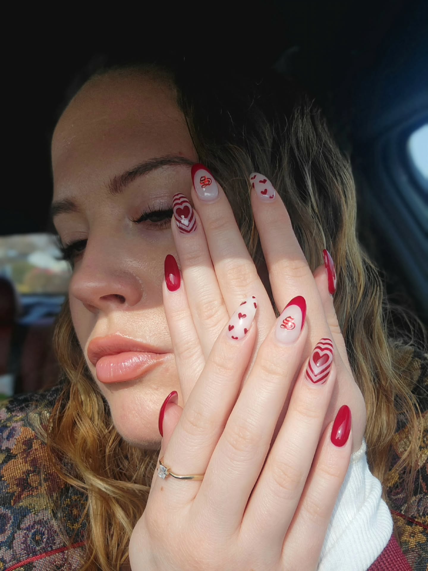 A moment for the nails ❤️
Cute idea for next year...get ur loves initial on one nail 😍
💅 by @fannysecrets
#rednailart #valentinesdaynails #nailartdesign