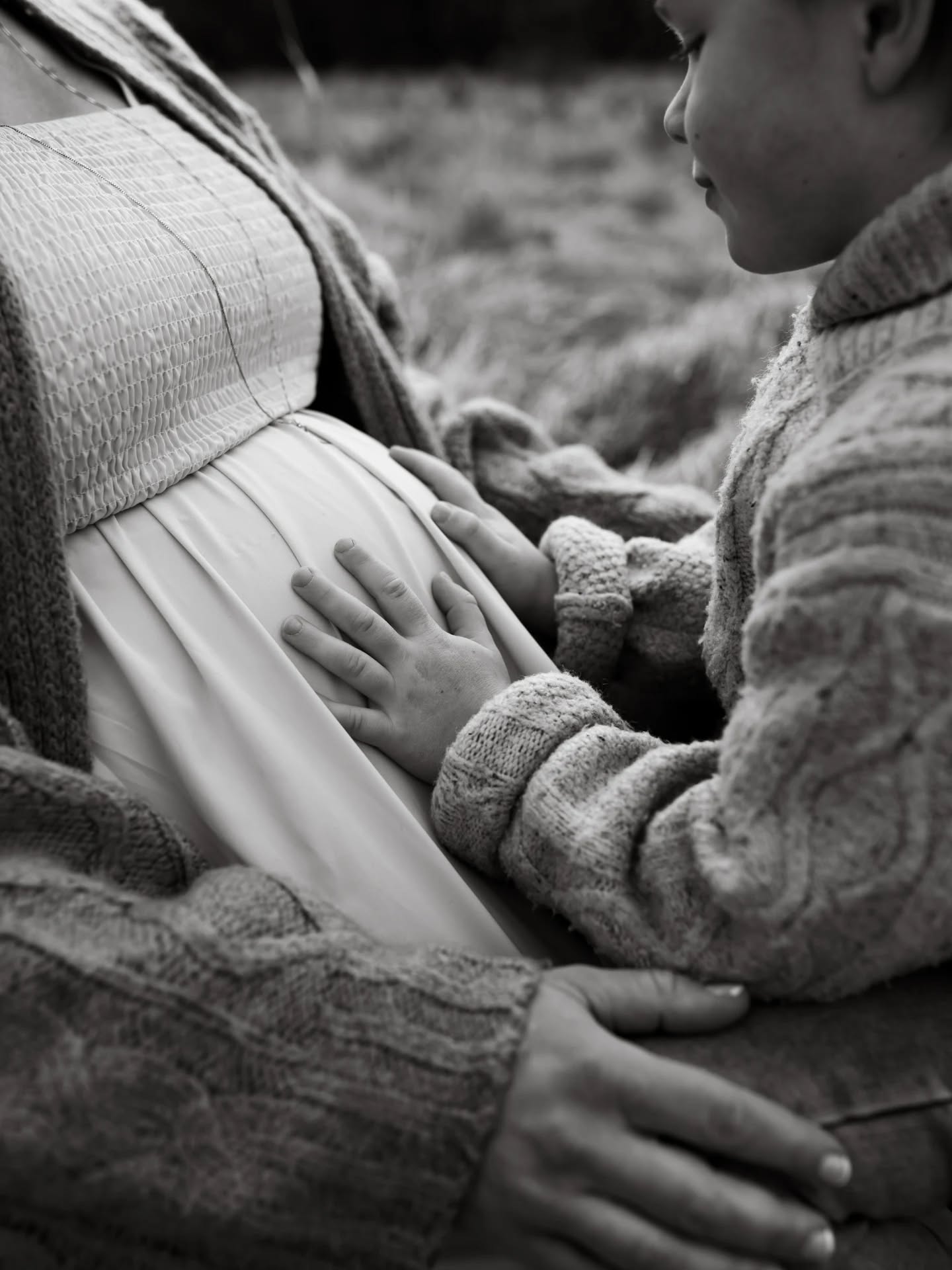 En familj tätt intill varandra.
Små händer som vilar på magen.
Ett storasyskon som viskar hemligheter till lillasyster där inne. ♡
Det är något alldeles särskilt med den där väntan. När allt fortfarande är mjukt, varmt och fyllt av förväntan. När ni är mitt emellan – fortfarande ni, men snart något ännu större. 🙌
Gravidfotograferingen fångar just det. Blickarna. Närheten. Kärleken som redan finns, innan hon ens har kommit.😍
Och vet du vad som är ännu finare? Att låta berättelsen hänga ihop.
När ni bokar gravidfoto och nyföddfoto tillsammans får ni en paketrabatt – och en röd tråd i bilderna som gör att allt känns genomtänkt, mjukt och tidlöst.✨️
Det här är minnen ni aldrig får tillbaka.
Låt oss skapa dem tillsammans.
Skicka ett DM så berättar jag mer 💌
#gravidfotografering #nyföddfoto #familjefotograf #stockholmsfotograf #familjefotografstockholm