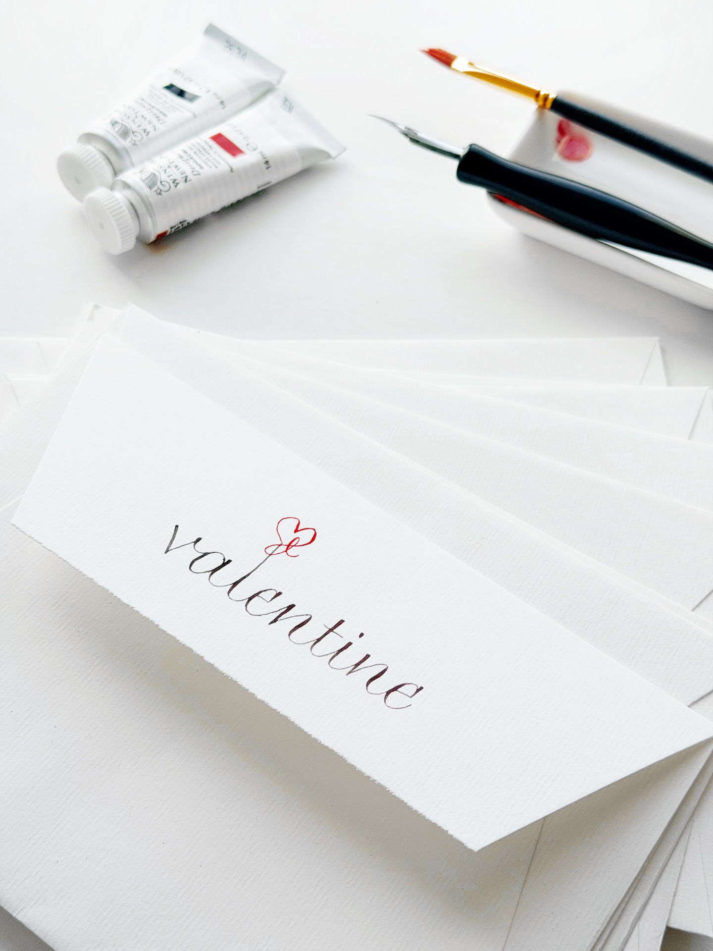 Learned a new script, practiced it, and used it for Valentine’s Day 💖
Pointura script has officially entered my life 🥰
Afgelopen maand leerde ik een nieuw schrift: Pointura. Deze Copperplatevariatie wordt rechtop geschreven en heeft mooie ronde vormen. Je kunt het schrijven met een kroontjespen, vulpen en brushpen en het heeft mijn hart gestolen ❤️🩷🧡
#learncalligraphy #kalligrafie #pointedpencalligraphy #calligraphylover #dippencalligraphy