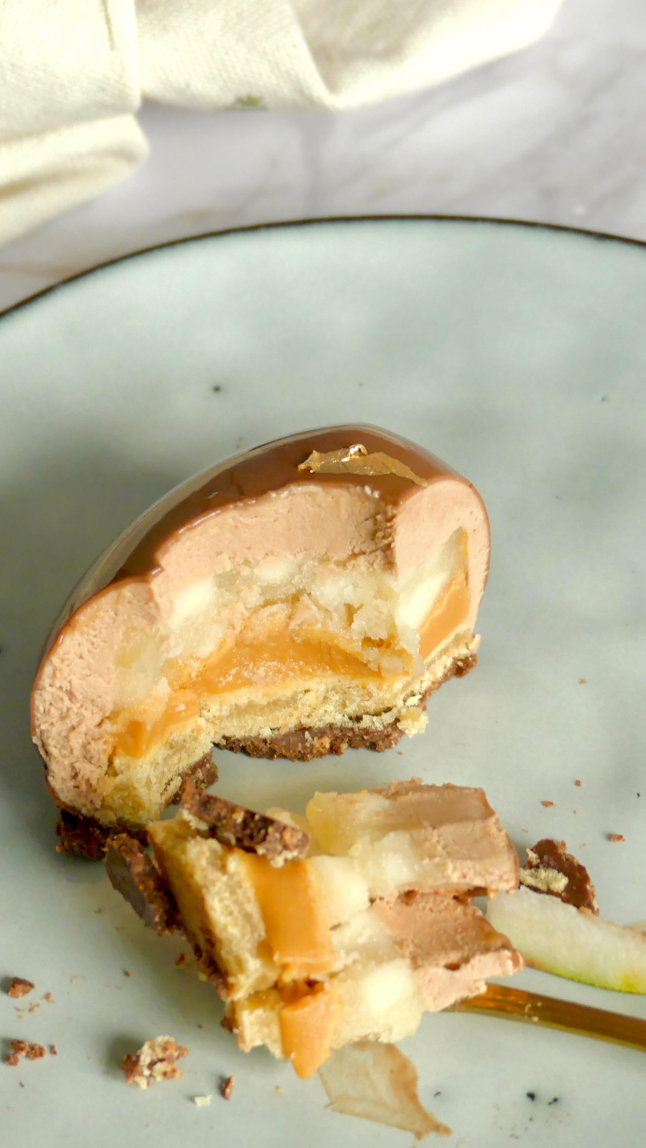 Un cœur pour la Saint-Valentin 🤎 Biscuit et croustillant au seigle, mousse chocolat @valrhona intense, poire fondante et caramel… 🍐
Un dessert tout en contraste, rustique et délicat,
profond et tendre à la fois ✨
Parce que l’amour n’est jamais lisse,
mais toujours gourmand.
Fonds photo @fondphoto.pastryandtravel
~
#pâtisserie #pastry #saintvalentin #caramel #chocolat