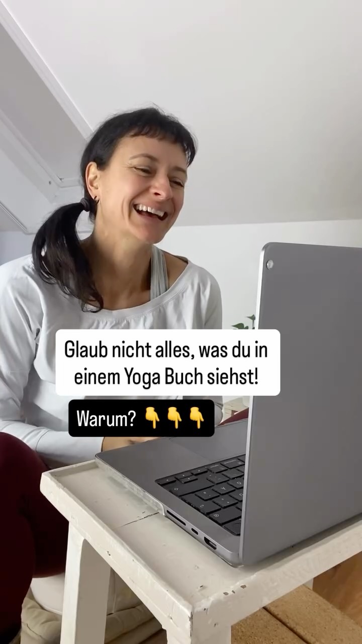 Warum Yoga Bücher manchmal lügen? 🤥
Yoga Bilder zeigen meist nur den Idealfall…‼️
❌Aber nicht die anatomische Realität echter Körper der durchschnittlichen Bevölkerung!
⚠️Denn kein Körper ist gleich gebaut!
Besonders Gelenke – wie Hüfte, Schulter, Knie … unterscheiden sich stark in Form, Größe und Winkel.
Das erklärt z.B. warum Innen- oder Außenrotation für manche Menschen leicht und für
andere kaum möglich ist
➡️Das hat unter anderem großen Auswirkungen auf deine Ausrichtung in Asanas wie Adler, Lotus oder
Taube…
Das ist das 1. Missverständnis der Yoga Anatomie im neuen E-Book:📔
‼️Es gibt sie NICHT, die eine richtige Ausrichtung
für jede Asana!
ich habe für dich noch weitere 7 Missverständnisse entlarvt und einfach erklärt.
Jetzt für 0€ Euro herunterladen.
✅kommentiere: Anatomie
Und ich schicke es dir
Oder schau in die Stories, Highlights oder auf www.flylightyoga.net
Komm zum Yoga Anatomie Tag in Wien am 28.2.2026
💪Erlebe Yoga Anatomie hautnah und be-greifbar im eigenen Körper
❌Ohne trockene Theorie!
Deine Vorteile:
💡Mit diesem Wissen revolutionierst du deine eigene Praxis
💡Du kannst die Herausforderungen deiner Schüler:innen besser verstehen.
Das Beste daran?
🎉Das Seminar ist anrechenbar auf die Yoga Ausbildung Multi-Style.
Jetzt vormerken + €30 Gutschein sichern!
28. Februar 2026 im Yogafusion Studio, 1090 Wien
🕘 09:00 – 12:30 und 14:00 – 18:00 Uhr
✅Grundlagen der Yoga Anatomie und Bio-Mechanik
✅Asans analysieren & sicher anpassen
❌Fehler & Verletzungen vermeiden
👉 Jetzt anmelden + €30 Gutschein sichern