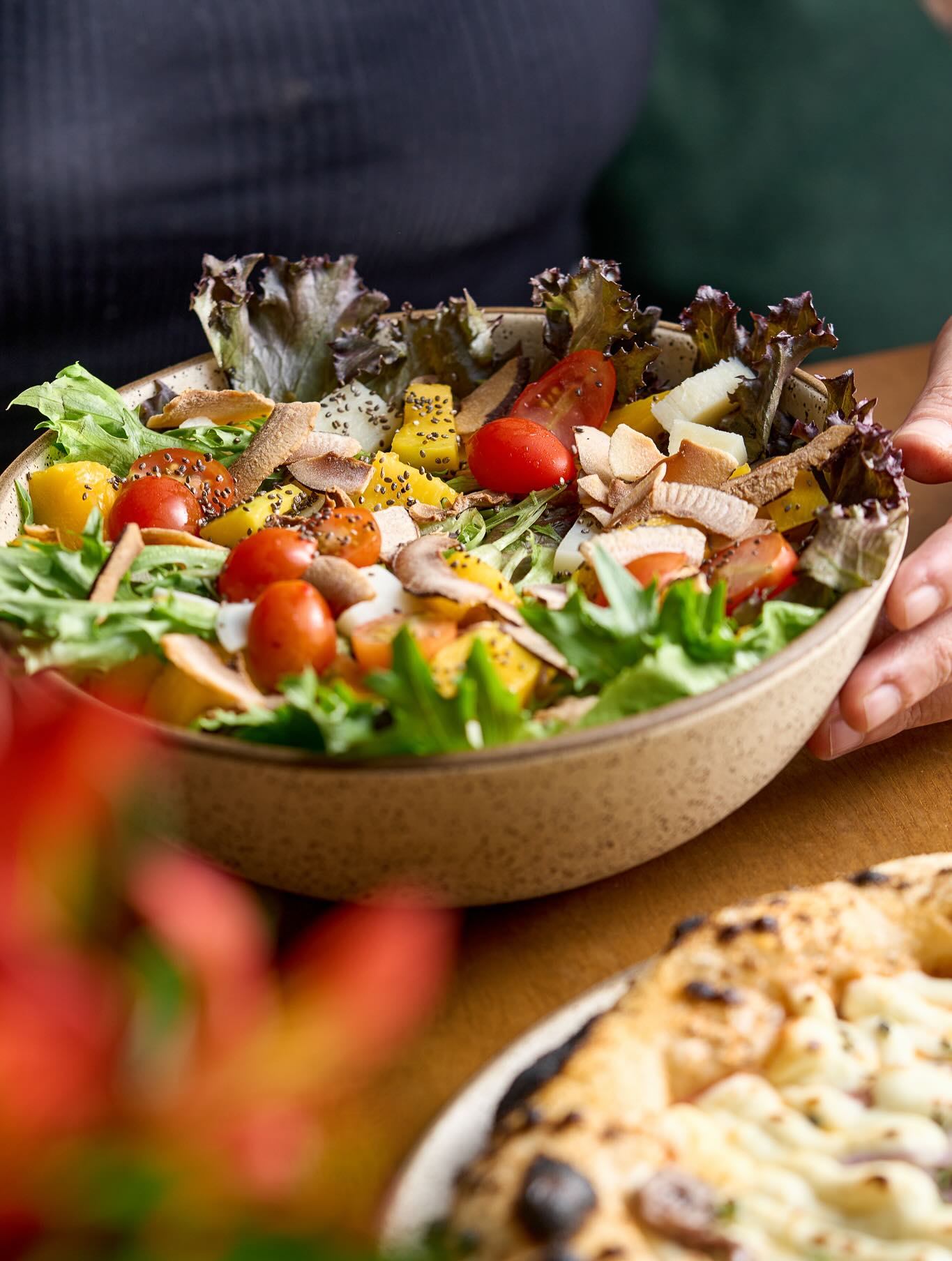 Amamos pizza tanto quanto amamos saladas.
Folhas frescas, sementes crocantes, cores e texturas que enchem os olhos - e o paladar!
As nossas saladas são preparados com o mesmo cuidado das nossas massas.
Esperamos te ver no jantar de hoje.
Org. Pizzaria
R. Vicente Leporace, 1060 | São Paulo
Todos os dias das 18h às 23h - disponível também por delivery