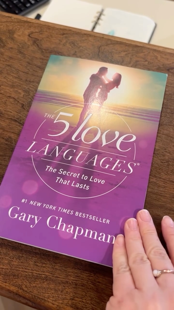 ๐Book of the Week ๐
๐๐๐ 5 ๐ป๐๐๐ ๐ป๐๐๐๐๐๐๐๐: ๐๐๐ ๐๐๐๐๐๐ ๐๐ ๐ป๐๐๐ ๐๐๐๐ ๐ป๐๐๐๐
By Gary Chapman
Relationships take work โ but they donโt have to feel so hard. โค๏ธ
Learning about what Chapman calls our ๐ฟ๐๐๐ ๐ฟ๐ถ๐๐๐๐ถ๐๐๐ has transformed millions of relationships around the world. This book offers insight into how we give and receive love, helping us feel more seen, understood, and connected.
Inside, youโll explore each Love Language, complete with a self-assessment and practical tools to support deeper, more meaningful intimacy.
Just in time for Valentineโs Day โค๏ธ
Pick up your copy today.