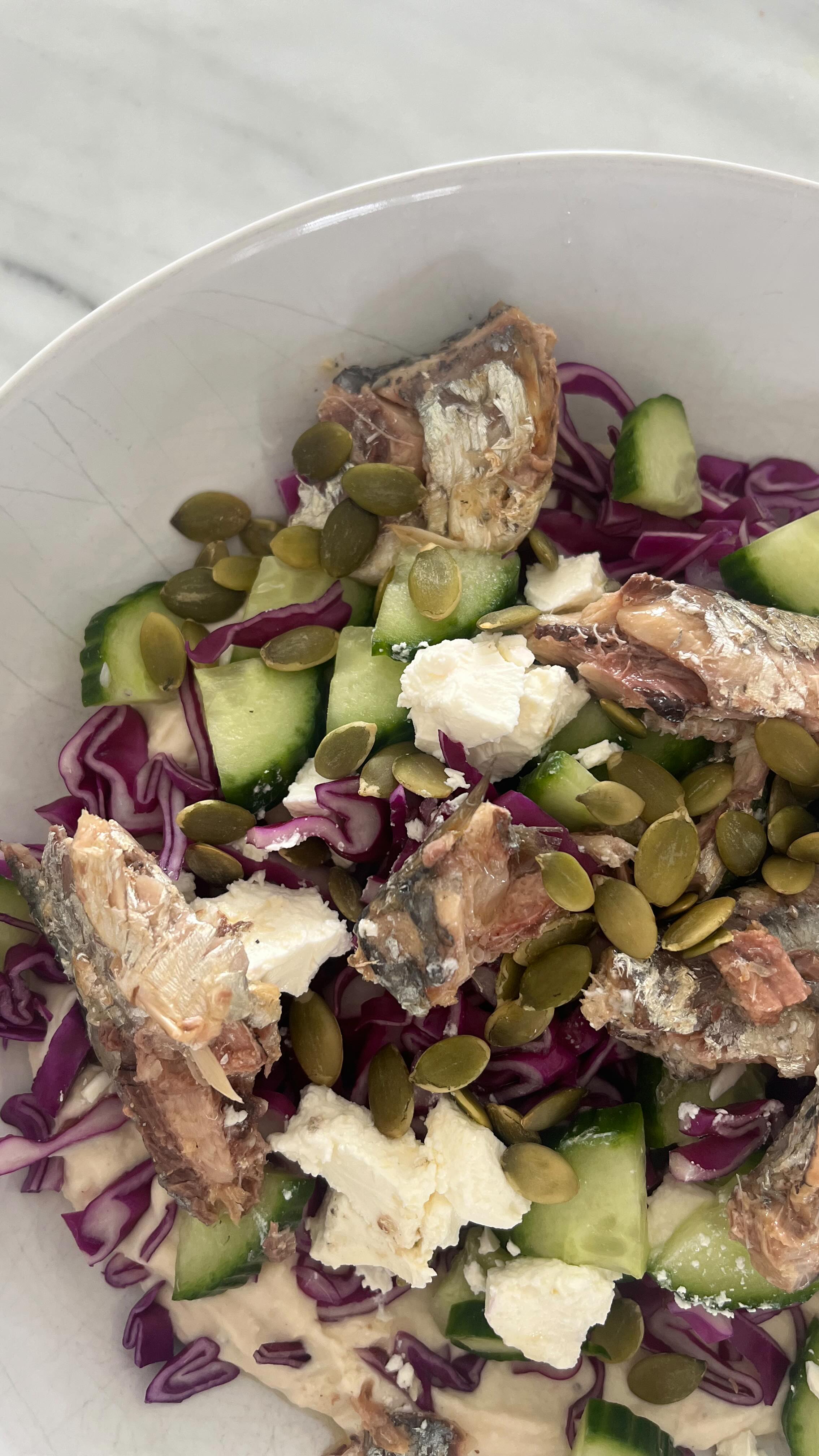 Hvis du kender mig lidt, så ved du at jeg har en særligt sted i hjertet for rester 💚
Så dagens frokost er absolut et hit hos mig!
Jeg havde nemlig en rest super lækker bønnecreme 🤤
Med lidt snittet kål, agurk og feta. En dåse sardiner og et drys græskarkerner = 🌟🌟🌟🌟🌟🌟
Det behøver ikke være sindssygt svært eller kompliceret at spise sundt og lækkert. Og det behøver heller ikke altid være perfekt. Men hvis du ind i mellem får en frokosttallerken der ligner denne, så bliver du godt tanket op med vigtige næringsstoffer 💪💚🥰