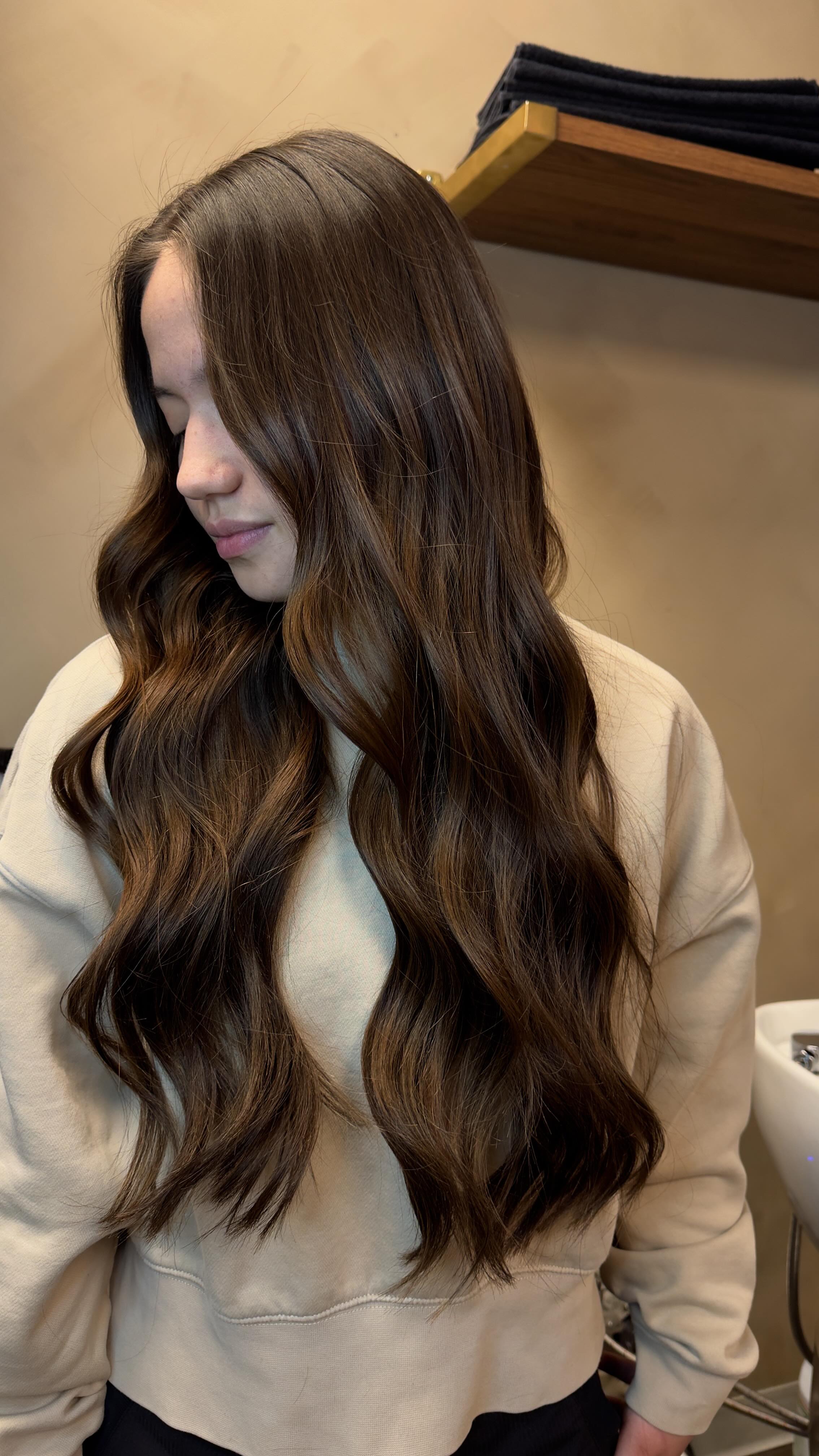 FULLNESS LEVEL: UNREAL ✨
She already had naturally long hair — we just enhanced the density.
One of those dream installs where everything blends perfectly and the hair just falls right. Soft, seamless, fuller, and completely natural.
Using @philocalyhair
Click the link in my bio or message directly to book now!💌