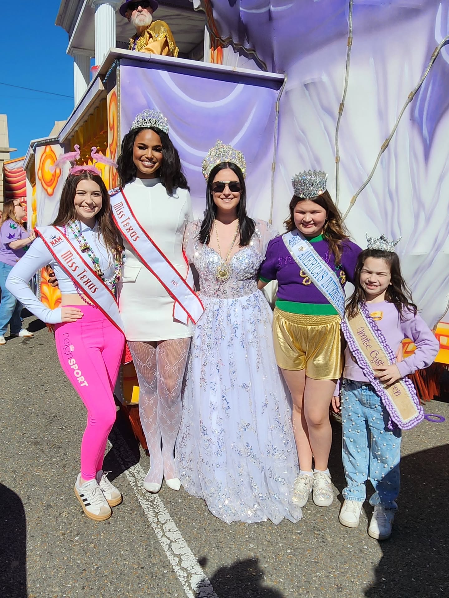 Laissez les bons temps rouler! Last weekend some of our TCM Girls rode in the 50th Krewe Mystique de la Capitale in downtown Baton Rouge! Joni Claire, Henley, and Kira had a blast riding on the sponsored corvettes from the Baton Rouge Corvette! Even Avery made a cameo and we all passed a good time!
#thecrowningmoment #mardigras #culture #parade #louisiana @spitalepartyof10 @miss.henley.rodrigue @aimjuniormiss @kira_ekukpe @thenamtxmiss_south @avery.michaela.bacon @thenamtxteen_north