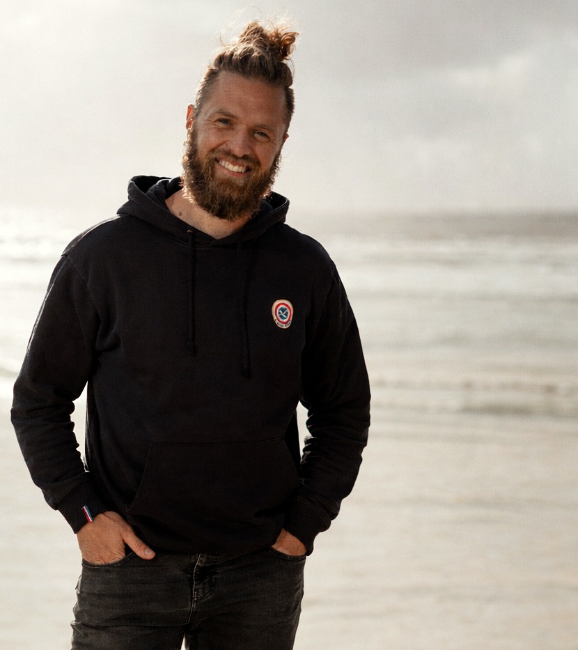 La nature, le vent, l’essentiel.
Pas besoin d’en faire plus quand la coupe est juste et que la matière tient la route.
Le Canard Français
#LeCanardFrançais #MarqueFrançaise #ModeResponsable #Littoral #EspritMer #MadeInFrance #StyleAuthentique #Hoodie #Minimaliste #OutdoorLife